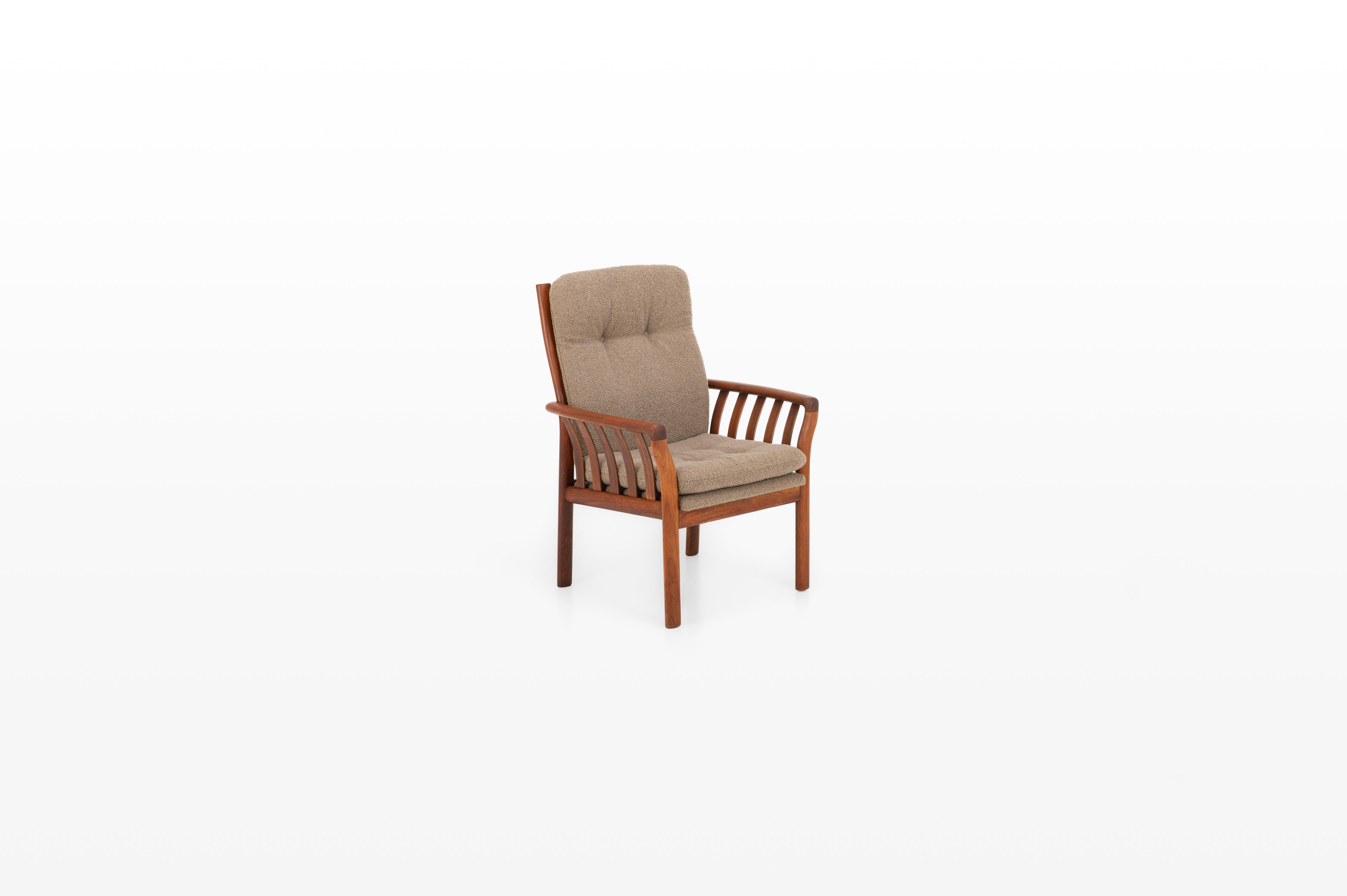 Ce fauteuil vintage très confortable est fabriqué en teck et est attribué à Schou Andersen. Le bois est en excellent état et les coussins ont été retapissés dans un tissu bouclé marron.

Dimensions :
L : 55 cm
D : 80 cm
H : 104 cm