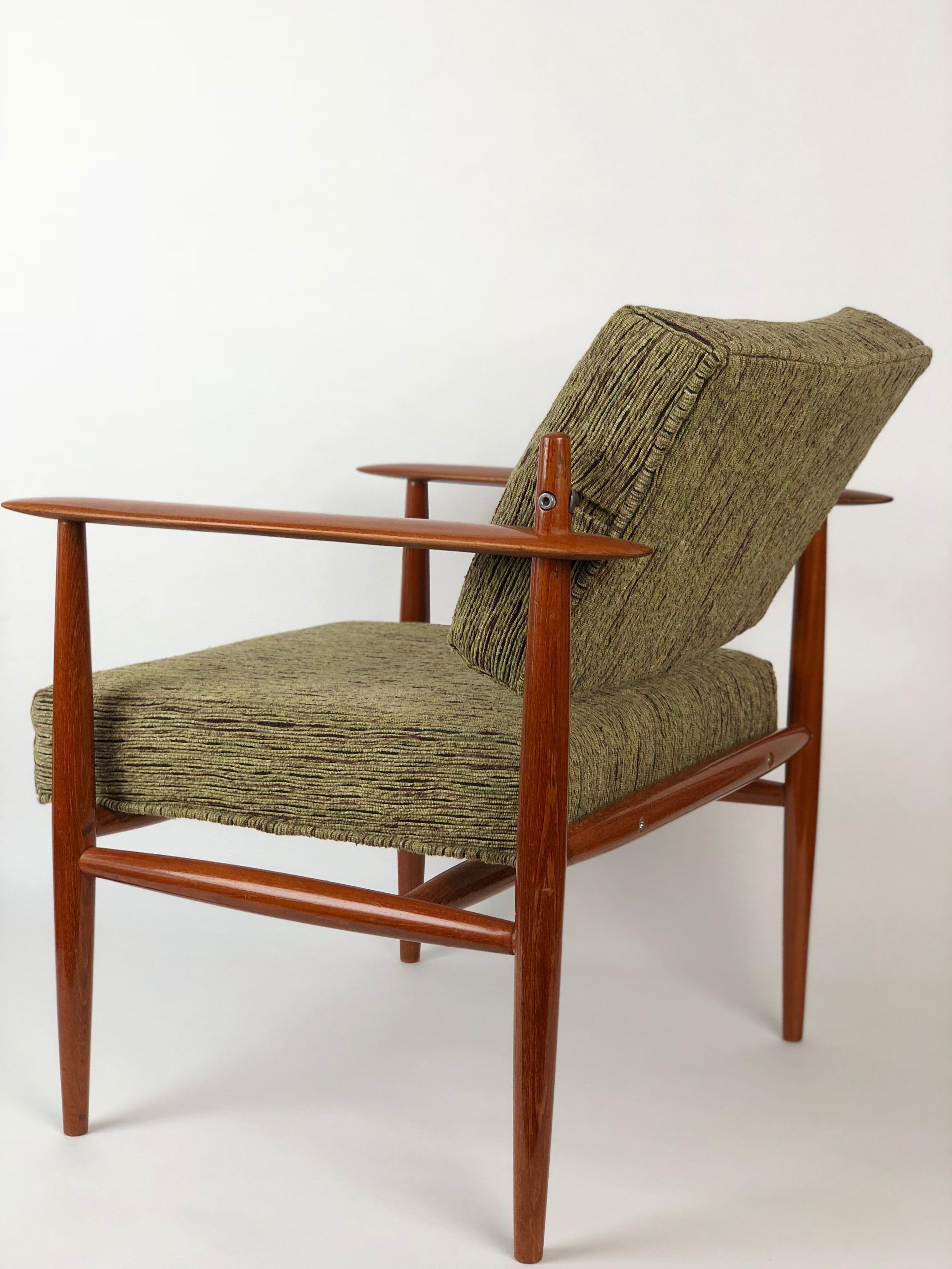 Made in Denmark in the 1960s this pivoting back, teak wood framed lounge chair, features a rotating back that moves with your body position.
The arms are surfboard style. The chair has been upholstered in a Rubelli fabric.