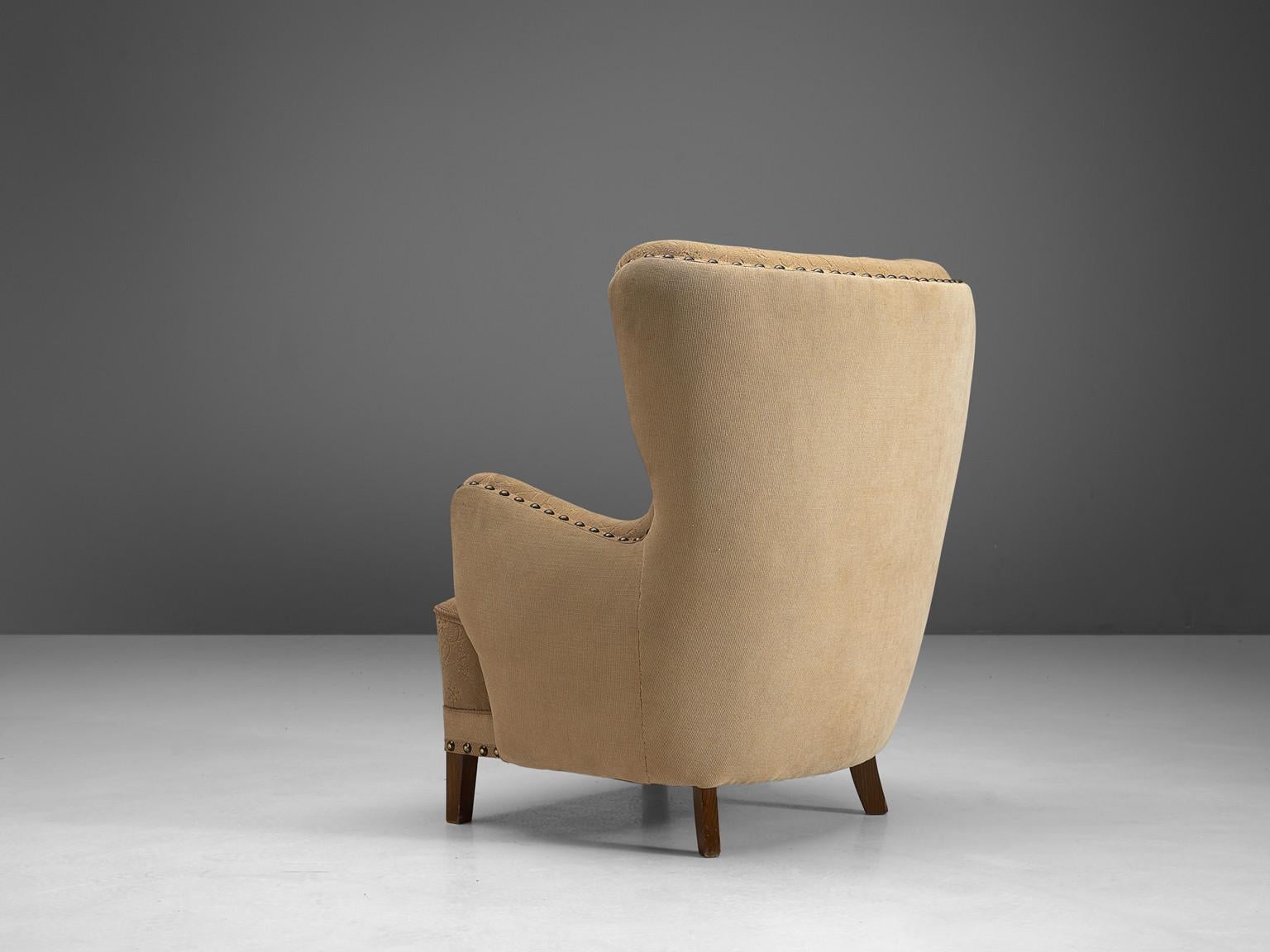 Fauteuil de salon danois en tissu beige Bon état - En vente à Waalwijk, NL