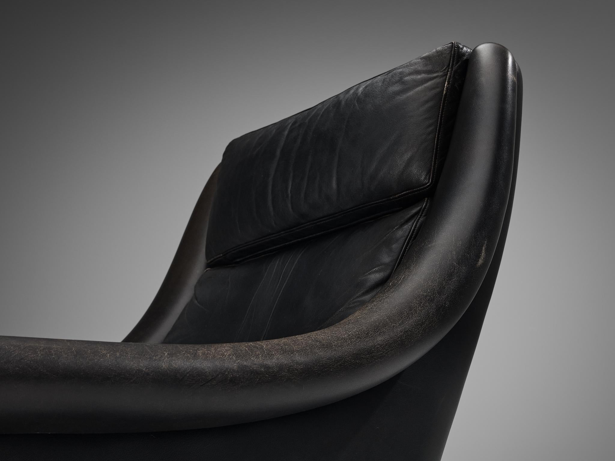 Scandinave moderne Fauteuil de salon danois en cuir noir et teck en vente