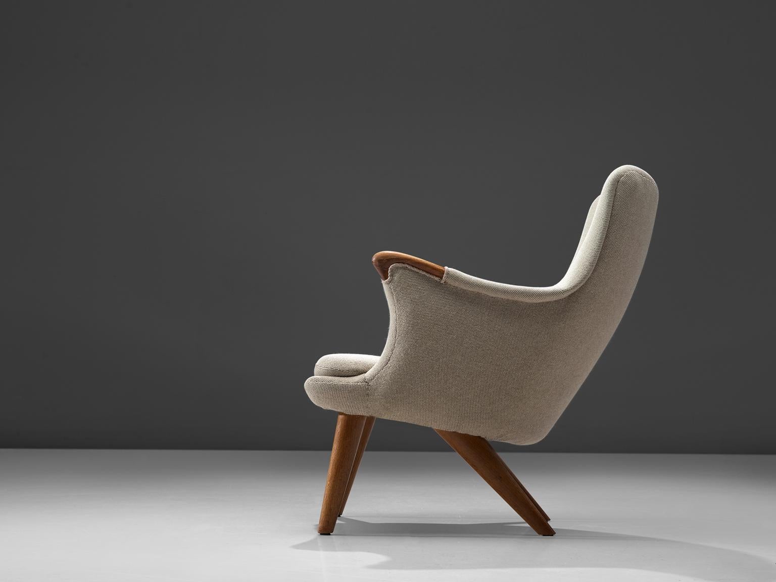 Danish armchair, oak and light grey fabric, Denmark, 1960s

This lounge chair has an open expression and an elegant shape due to its round shapes. The armrests have flow loosely in the seat, giving the idea of someone spreading its arms towards