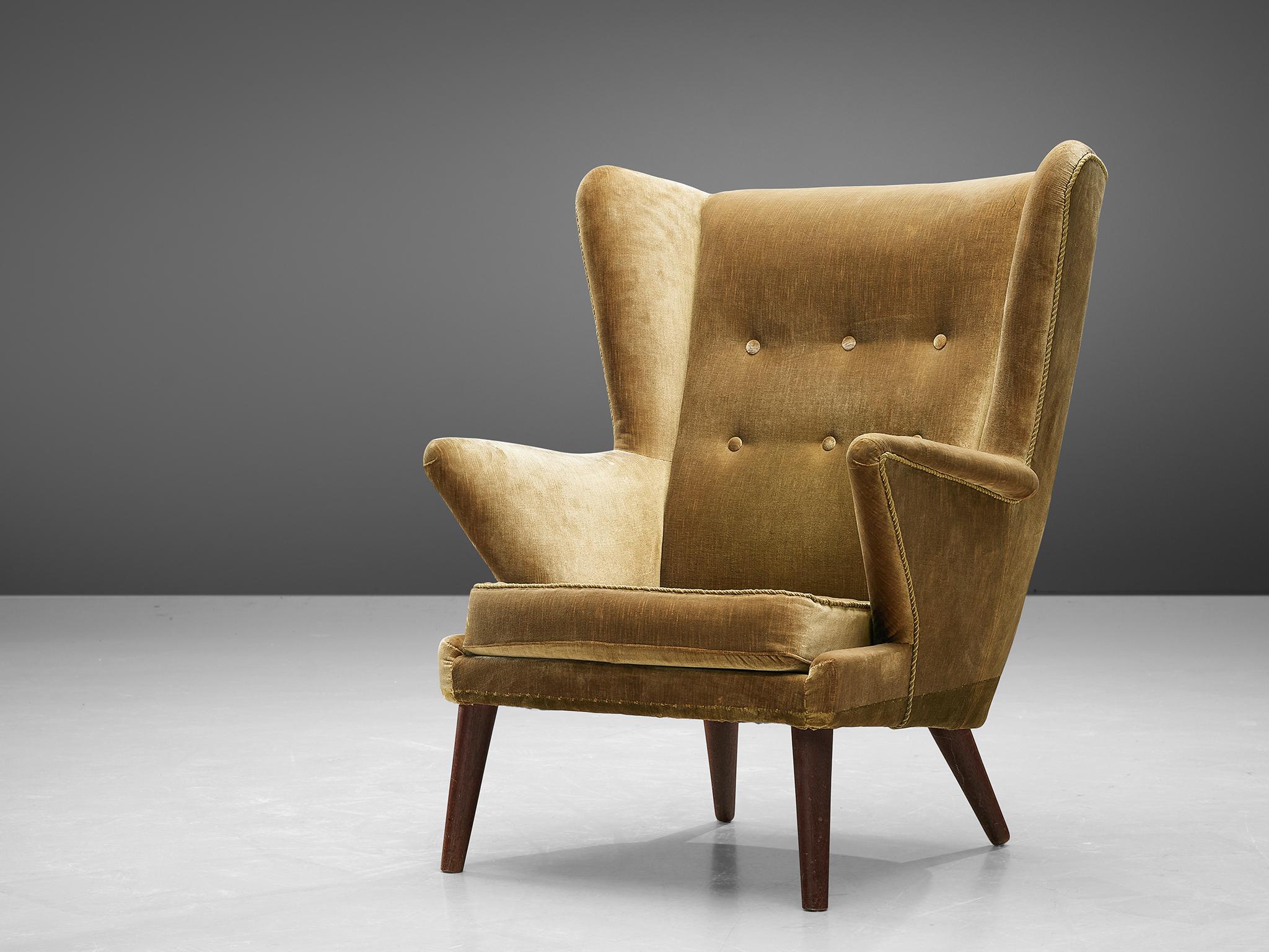 Lounge chair, oak and fabric, Denmark, 1960s

A Danish modern lounge chair with an open expression. The buttoned, high backrest with wings is stunning. The armrests have flow loosely in the seat, giving the idea of someone spreading its arms