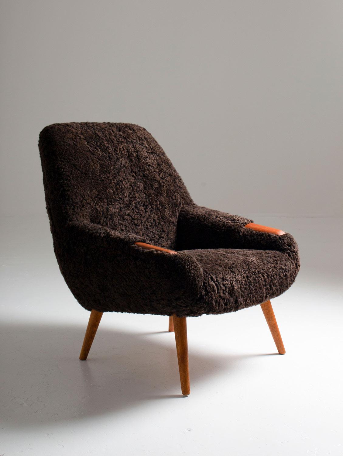 Danish low back lounge chair with details in teak, upholstered in brown sheepskin.

Condition: Excellent, fully restored and reupholstered in chocolate brown sheepskin.

We offer US shipping in a custom-made tripple well cardboard box, 7-14 days