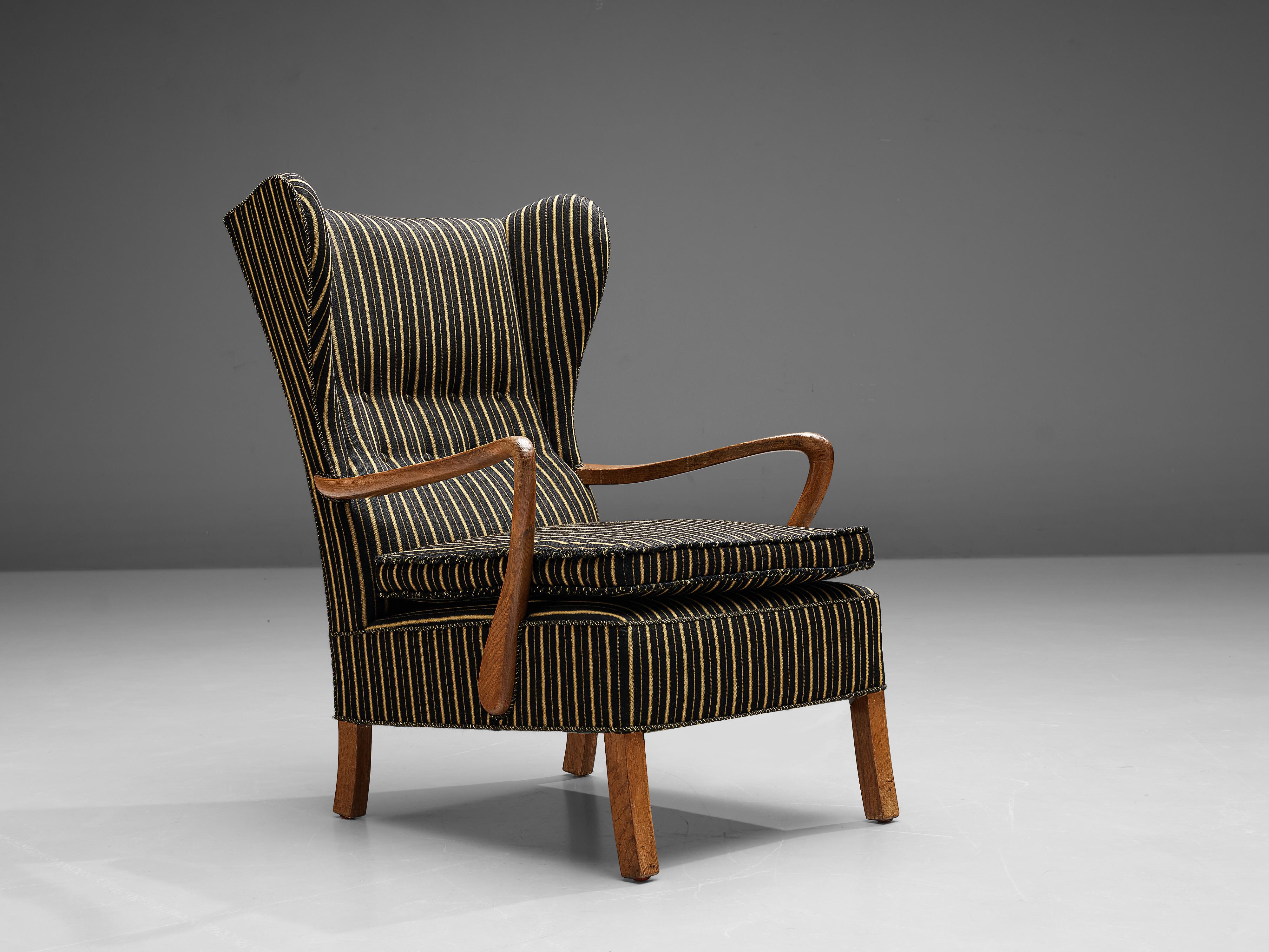 Lounge chair, fabric, wood, Denmark, 1950s

Elegant Danish lounge chair with wonderfully curved armrests in wood. The design of the frame matches perfectly with the seat and backrest cushion. 

Please note that we advise reupholstery before use.