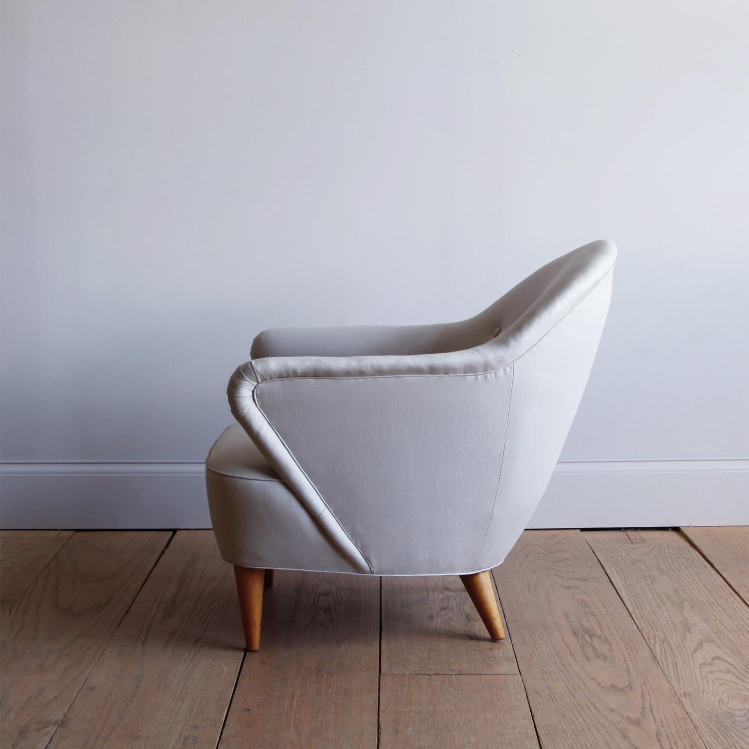 Scandinavian Modern Danish Lounge Chair in the Manner of Flemming Lassen For Sale