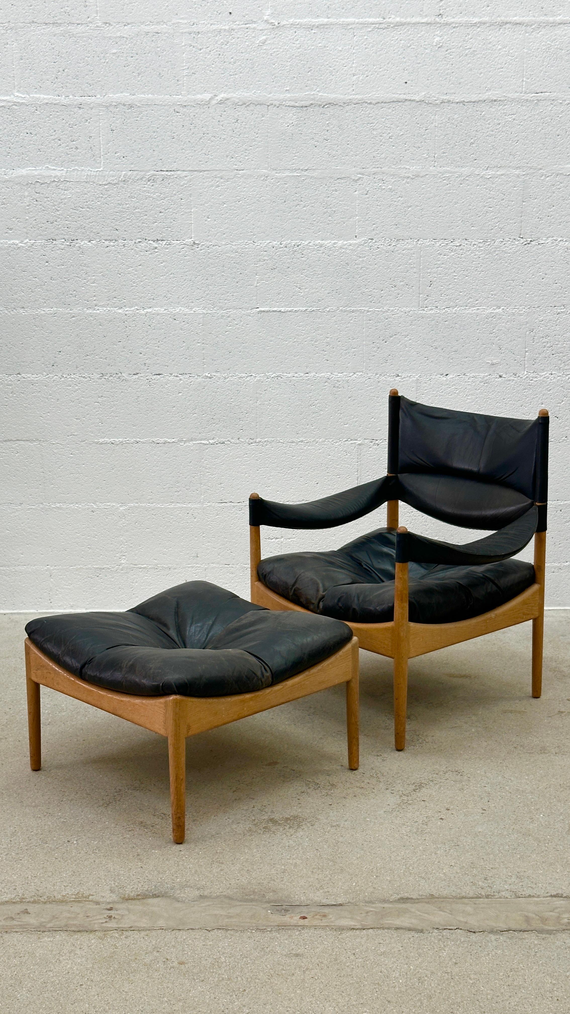 Sillón moderno danés Modus, diseñado por Kristian Vedel para Soren Willadsen. (1960) con respaldo y brazos de cuero acolchado. El marco minimalista de roble muestra una preciosa pátina cálida. 

El cuero está en muy buen estado, con una pátina muy
