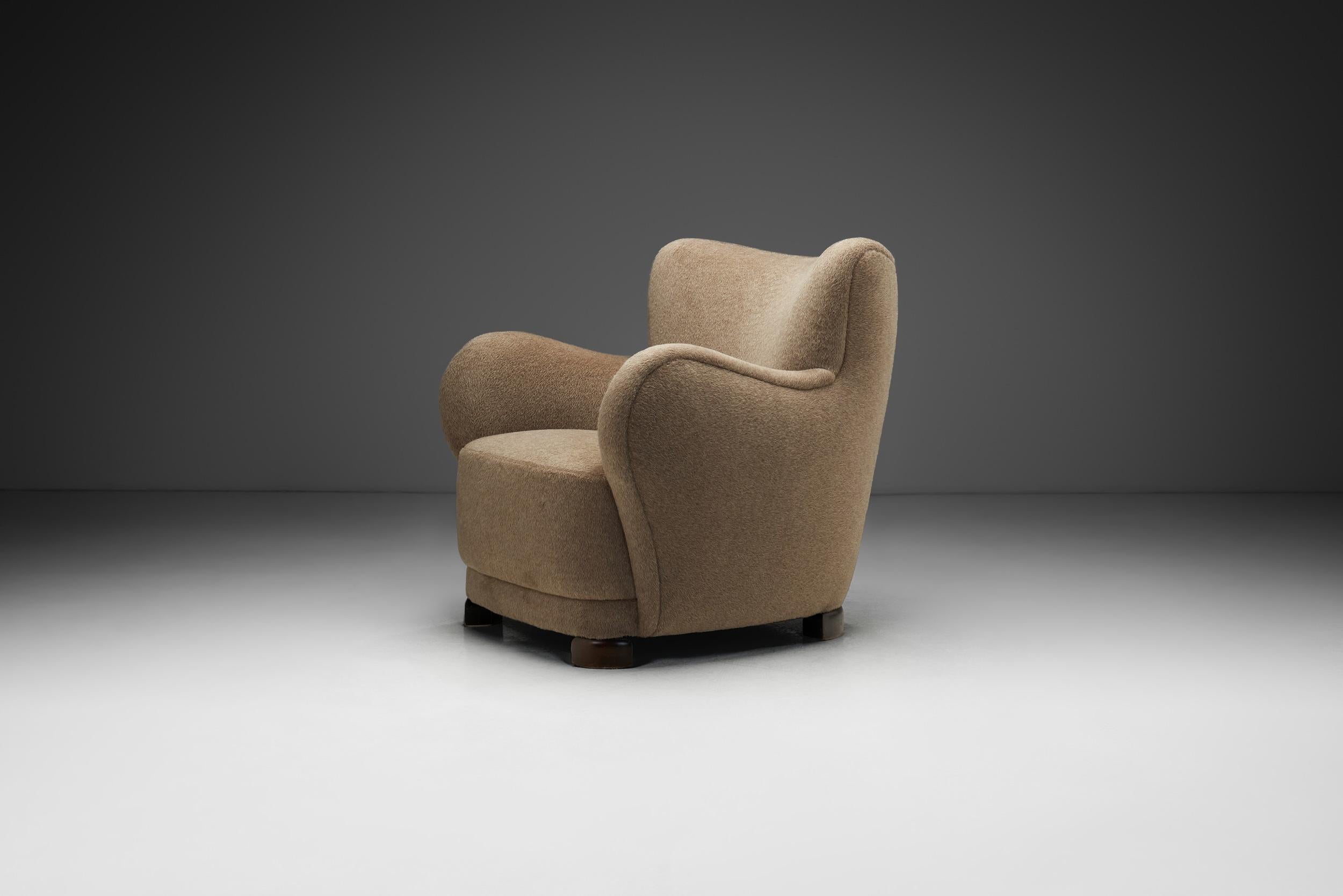 Danish Lounge Chair with Light Brown Upholstery, Denmark 1940s In Good Condition For Sale In Utrecht, NL