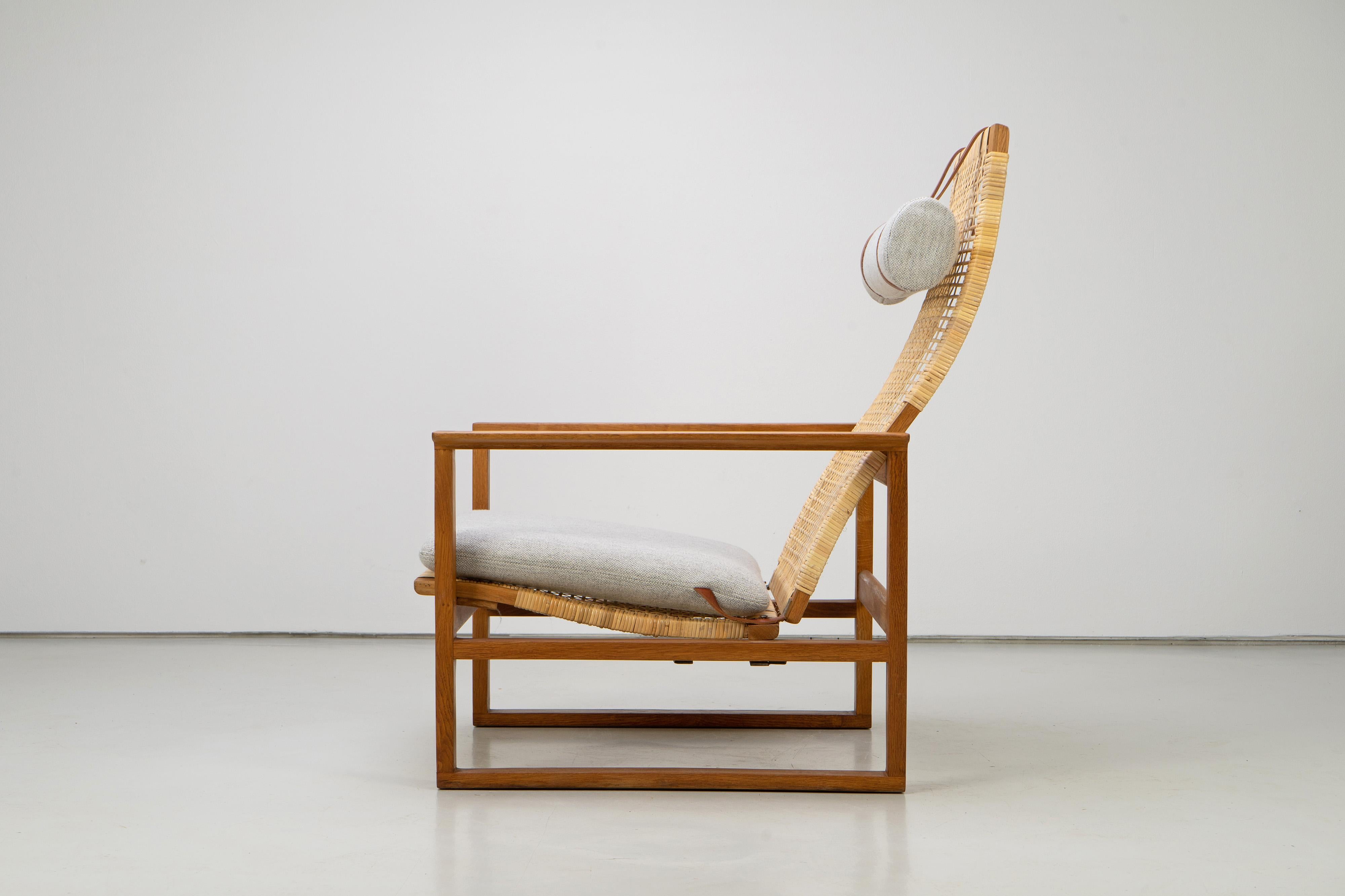 Scandinavian Modern Danish Lounge Chair with Rattan Mod. 2254 by Børge Mogensen Fredericia Oak 1960s
