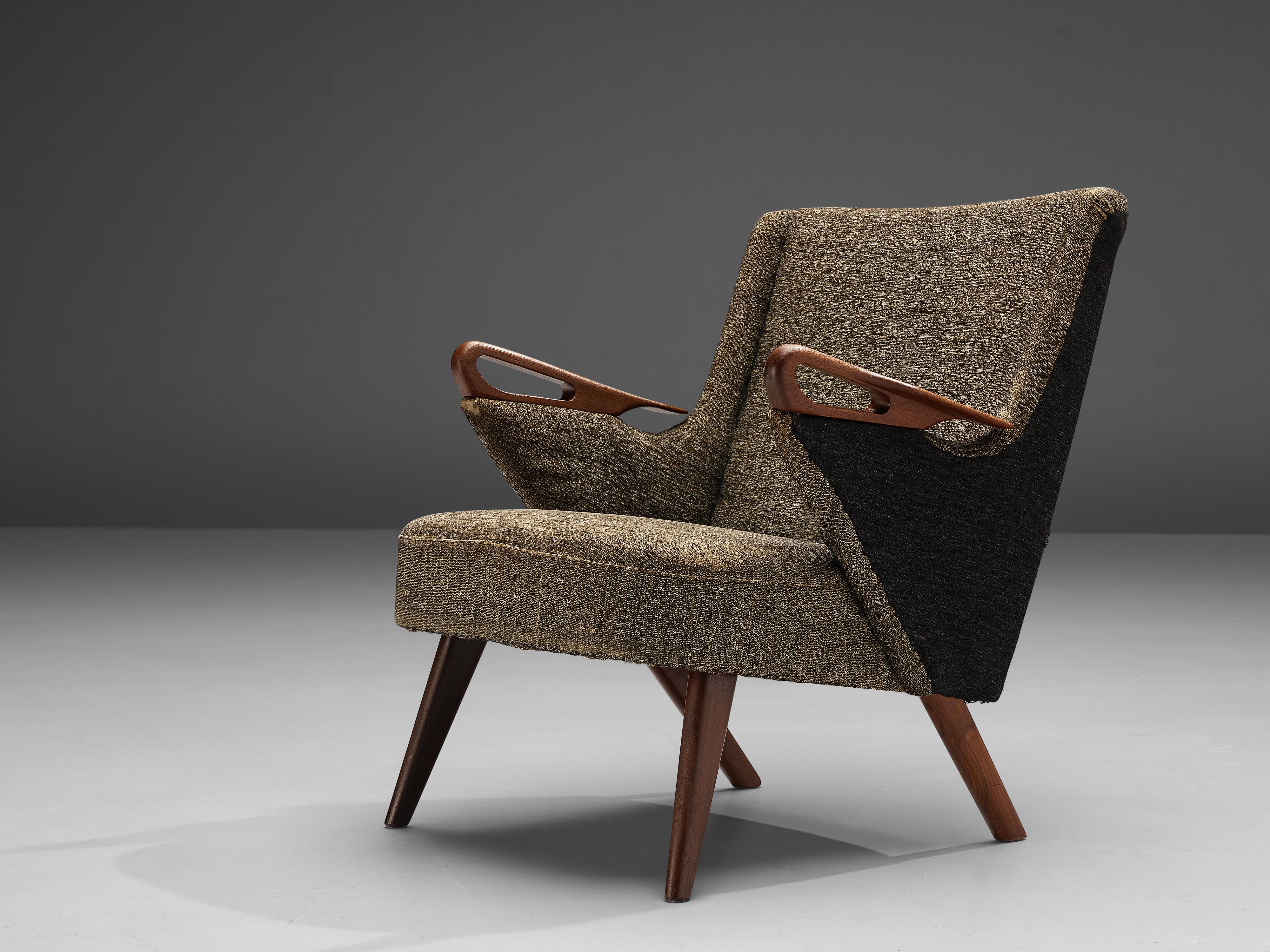 Chresten Findahl Brodersen, lounge chair, teak, fabric upholstery, Denmark, 1950s

Danish lounge chair in green upholstery. Wonderful details are the sculpted armrests in teak wood. This detail visually connects with the legs in teak wood. Due to