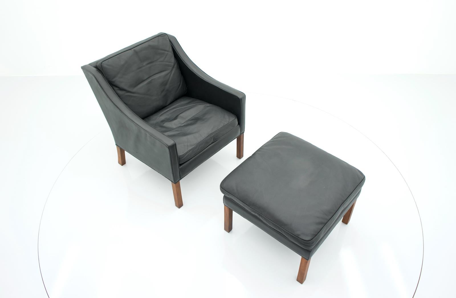 Danish Vintage Lounge Chair with Stool in Black Leather 1960s For Sale 1