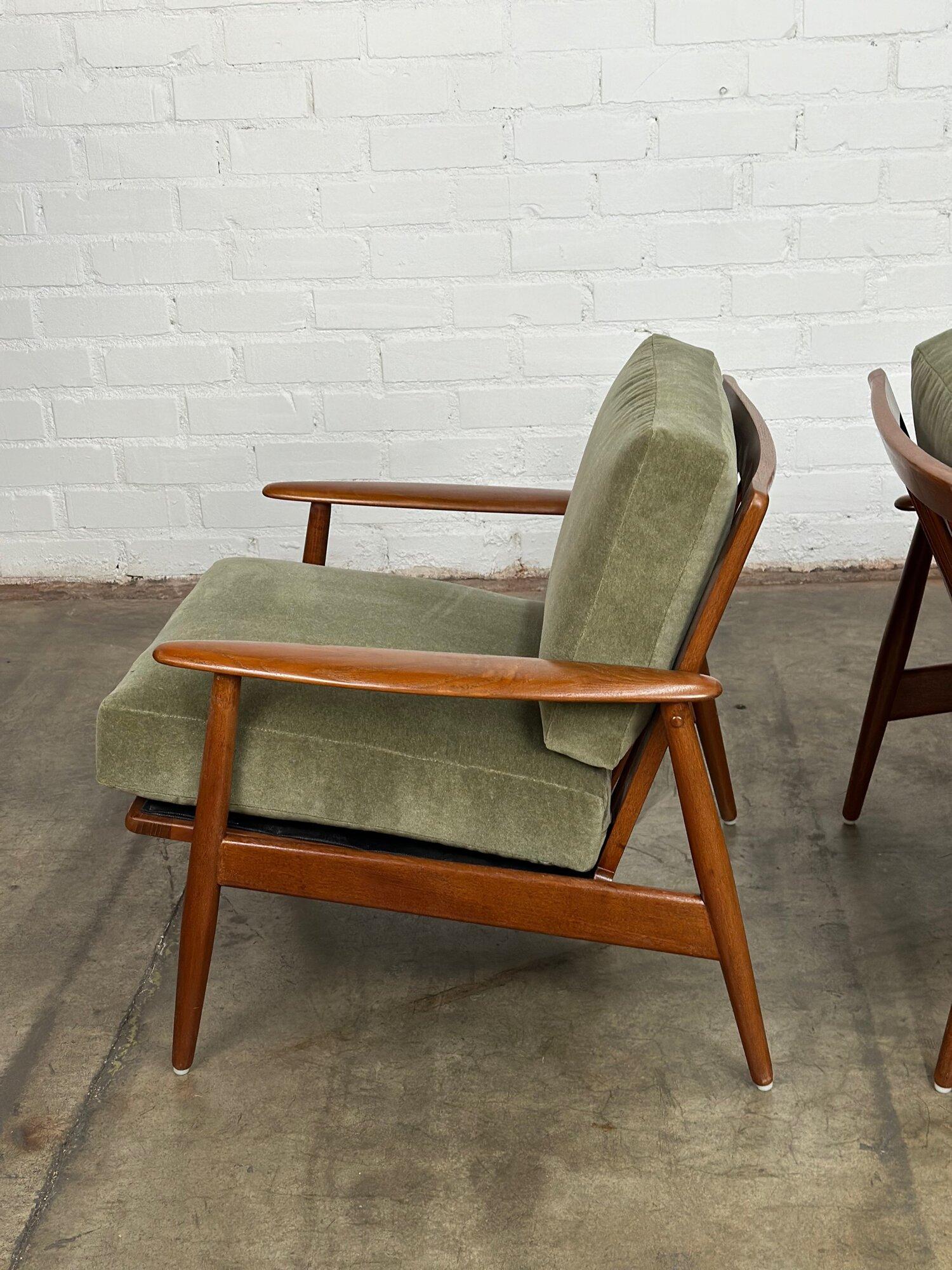 W30 D30 H26.5 SW22 SD19 SH20.

Fully restored solid teak lounge chairs by Morredi. Chairs have original manufacture tag and frames are structurally sound and sturdy. New cushions have been made in a thick green mohair. Price is per chair. 

New
