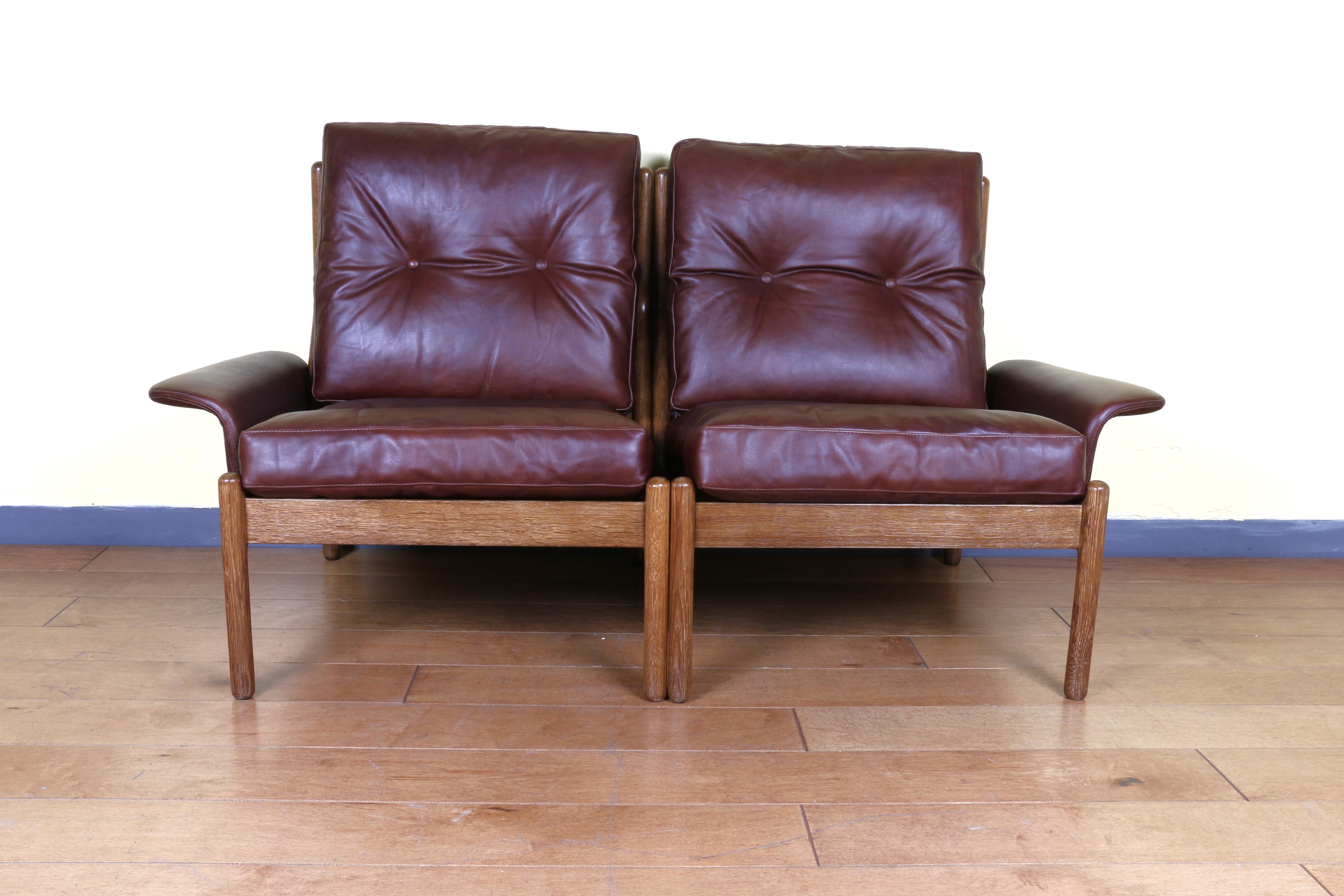 Beautiful Niels Bach lounge chairs completely reupholstered in leather and both have been refinished, They are made of oak wood. It has no scratches on the leather. They are super comfortable to rest. the greatest about these chairs is that you can