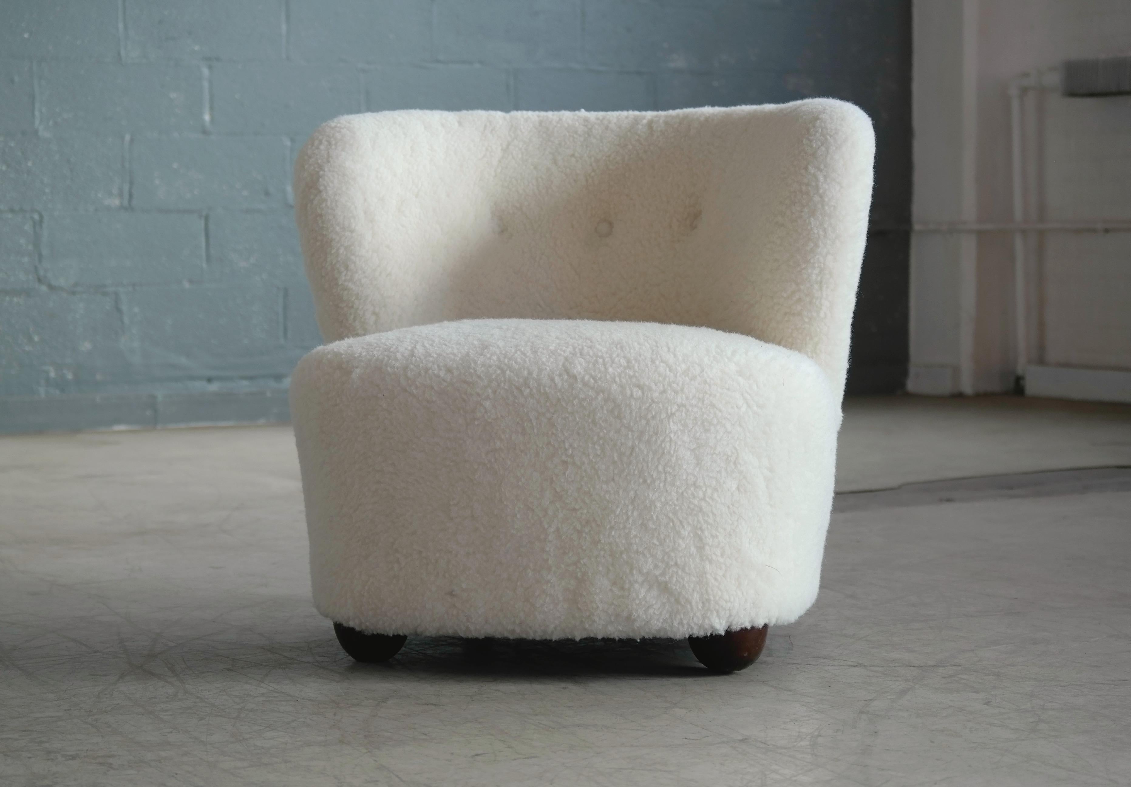 Scandinavian Modern Danish Lounge or Slipper Chair Newly Upholstered in Lambswool Fritz Hansen