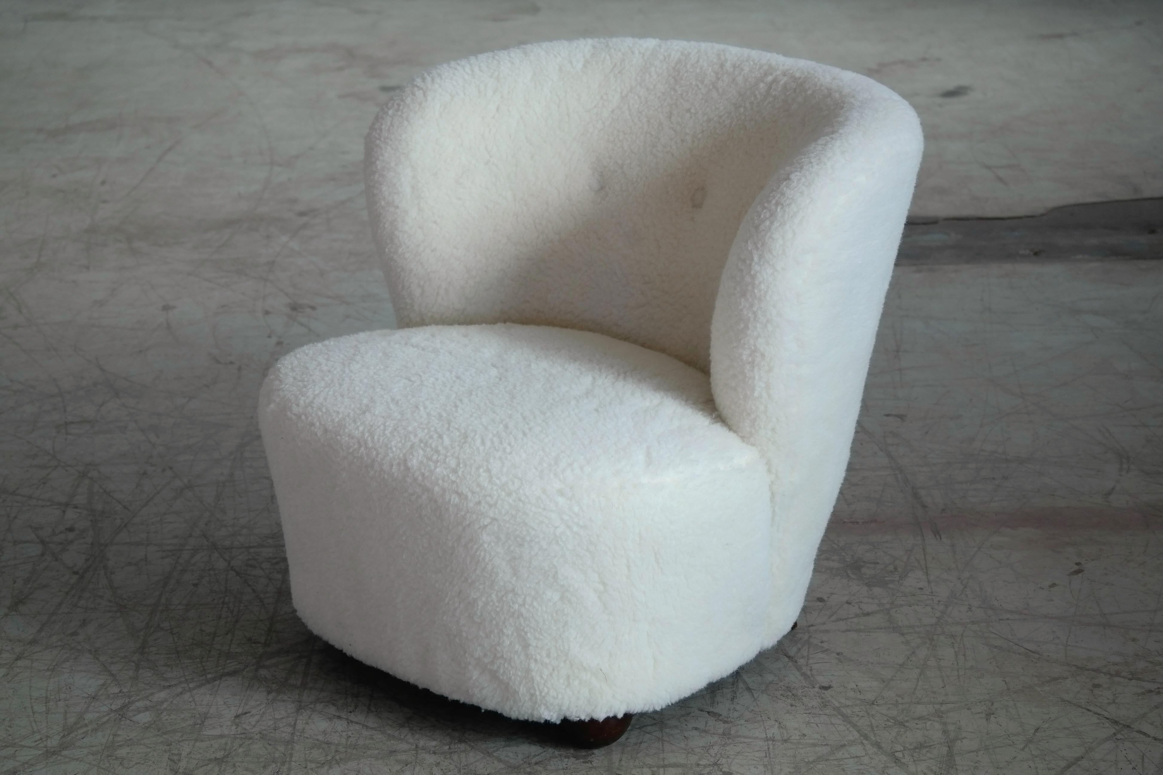 Mid-20th Century Danish Lounge or Slipper Chair Newly Upholstered in Lambswool Fritz Hansen