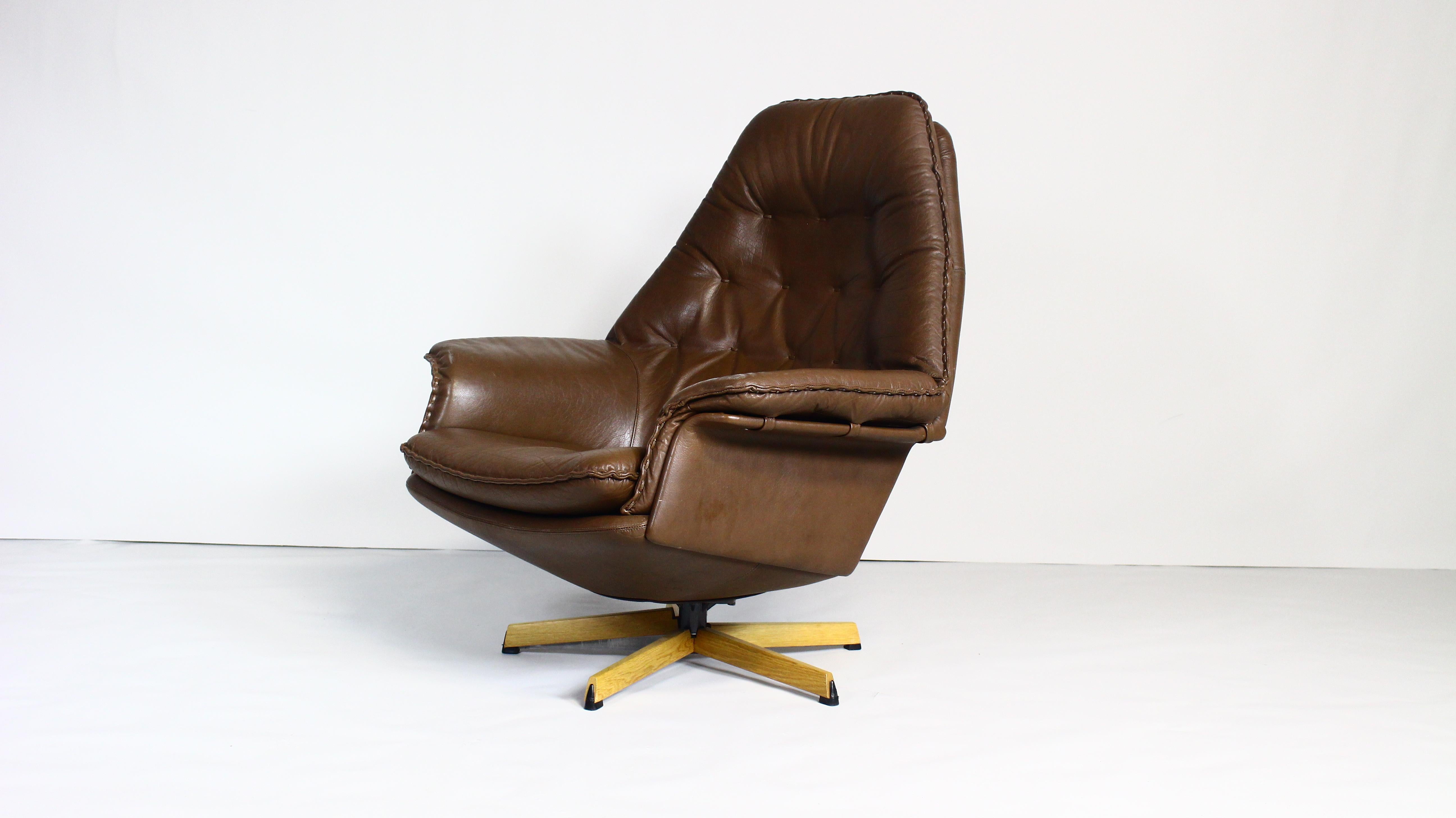 Danish Lounge Swivel Chair in Brown Leather by Madsen & Schubell In Good Condition For Sale In ŚWINOUJŚCIE, 32