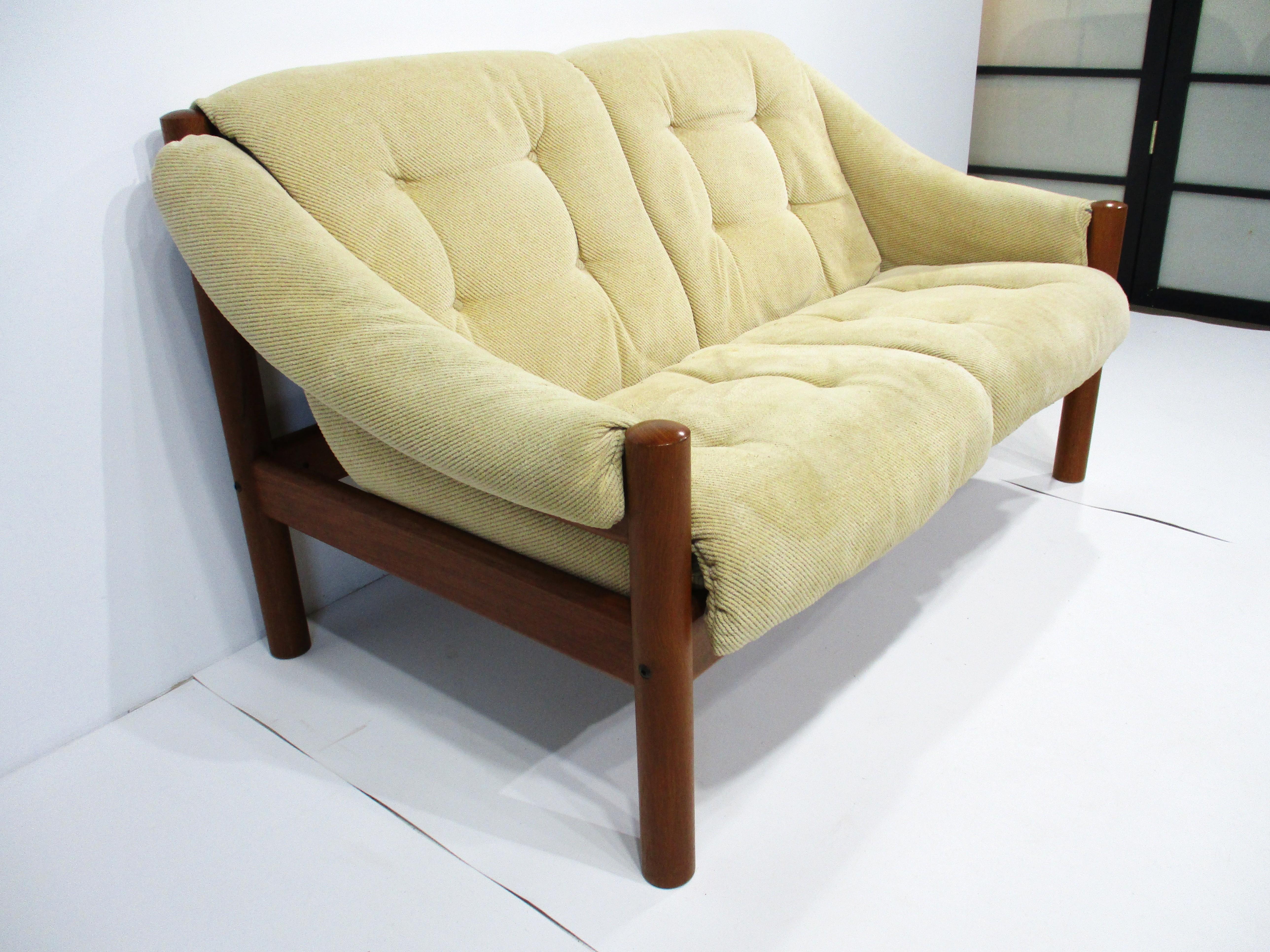 Dänischer Loveseat von Domino Mobler, Dänemark (Moderne der Mitte des Jahrhunderts) im Angebot