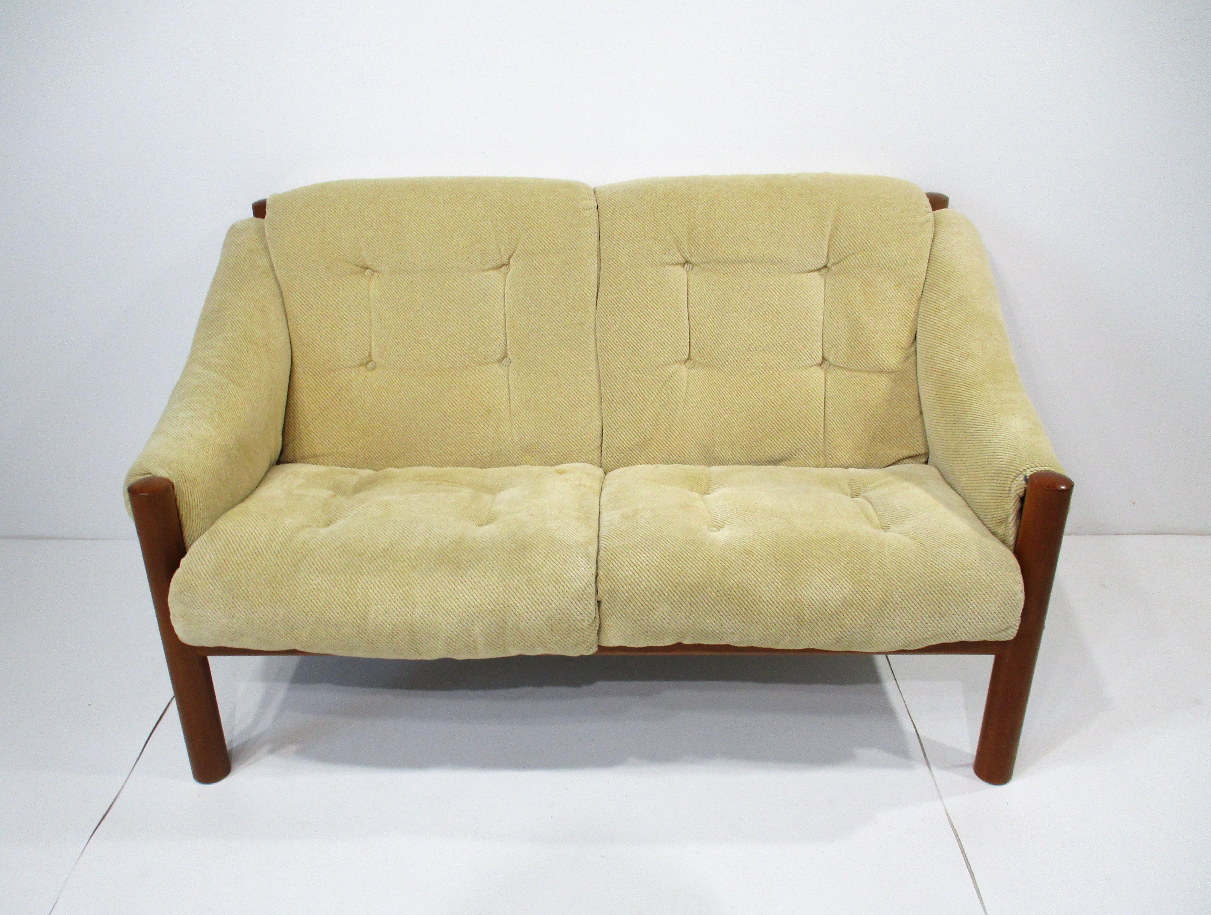 Dänischer Loveseat von Domino Mobler, Dänemark im Zustand „Gut“ im Angebot in Cincinnati, OH