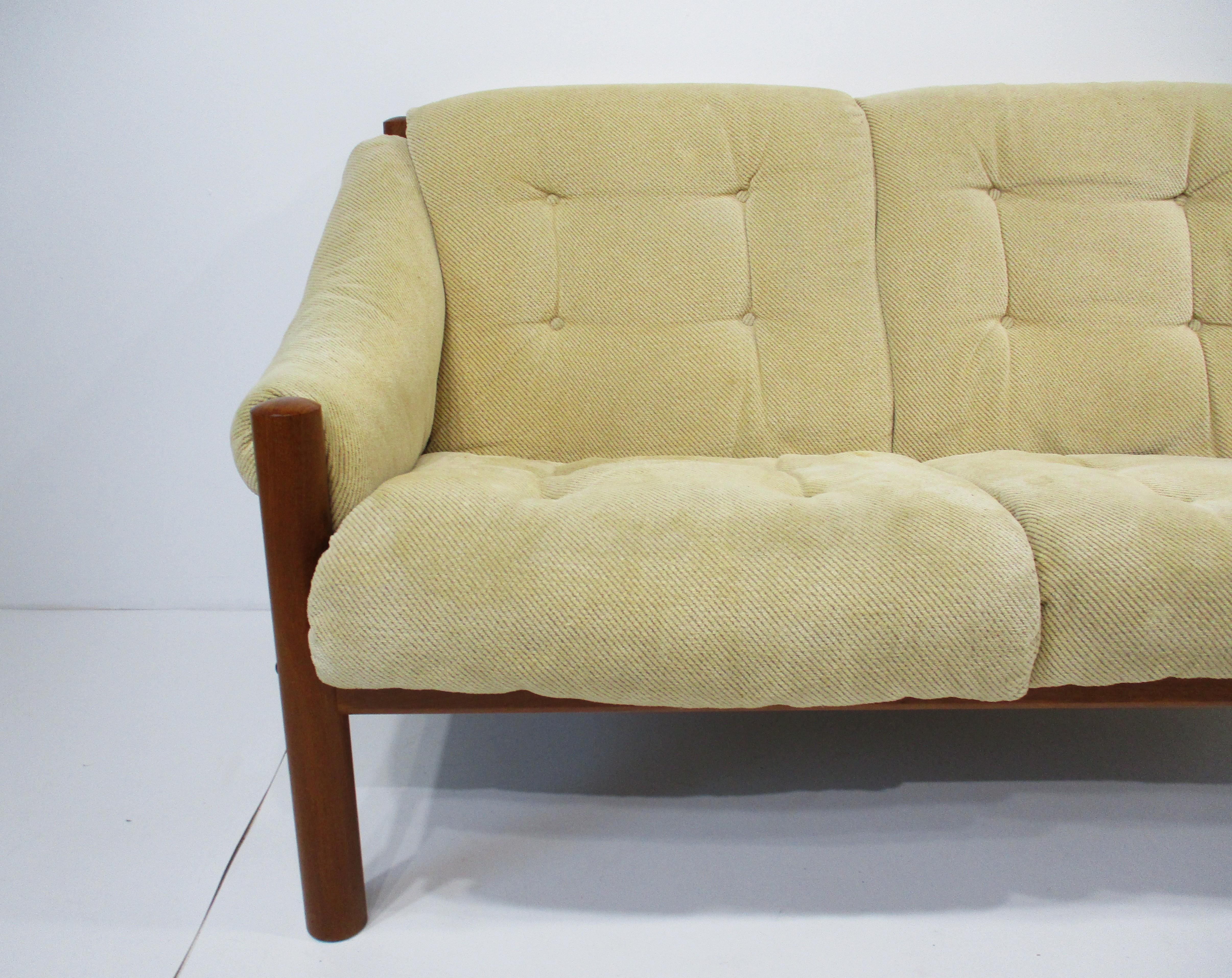 Dänischer Loveseat von Domino Mobler, Dänemark (20. Jahrhundert) im Angebot