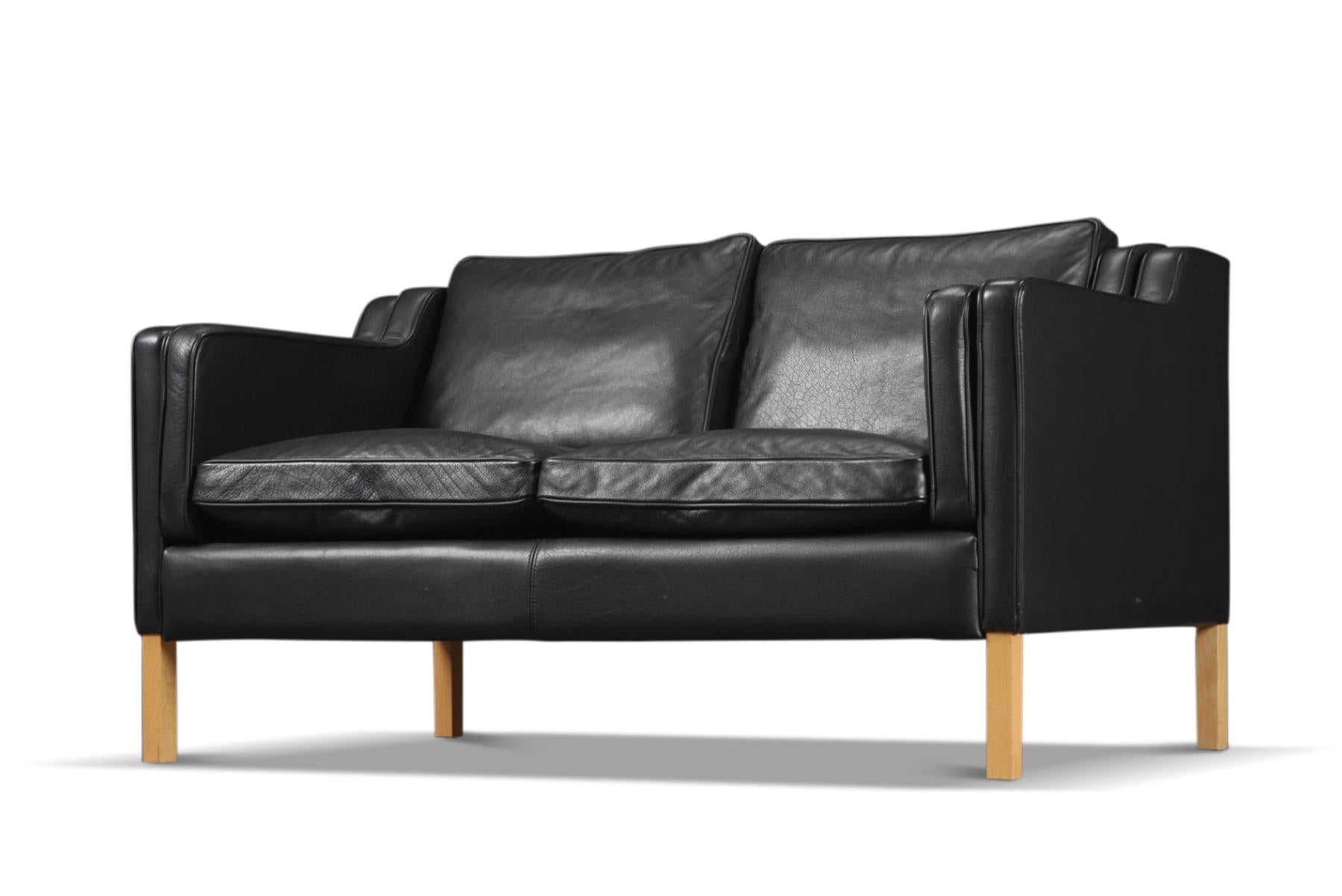 Danish Loveseat in Black Leather by Skovby In Excellent Condition For Sale In Berkeley, CA