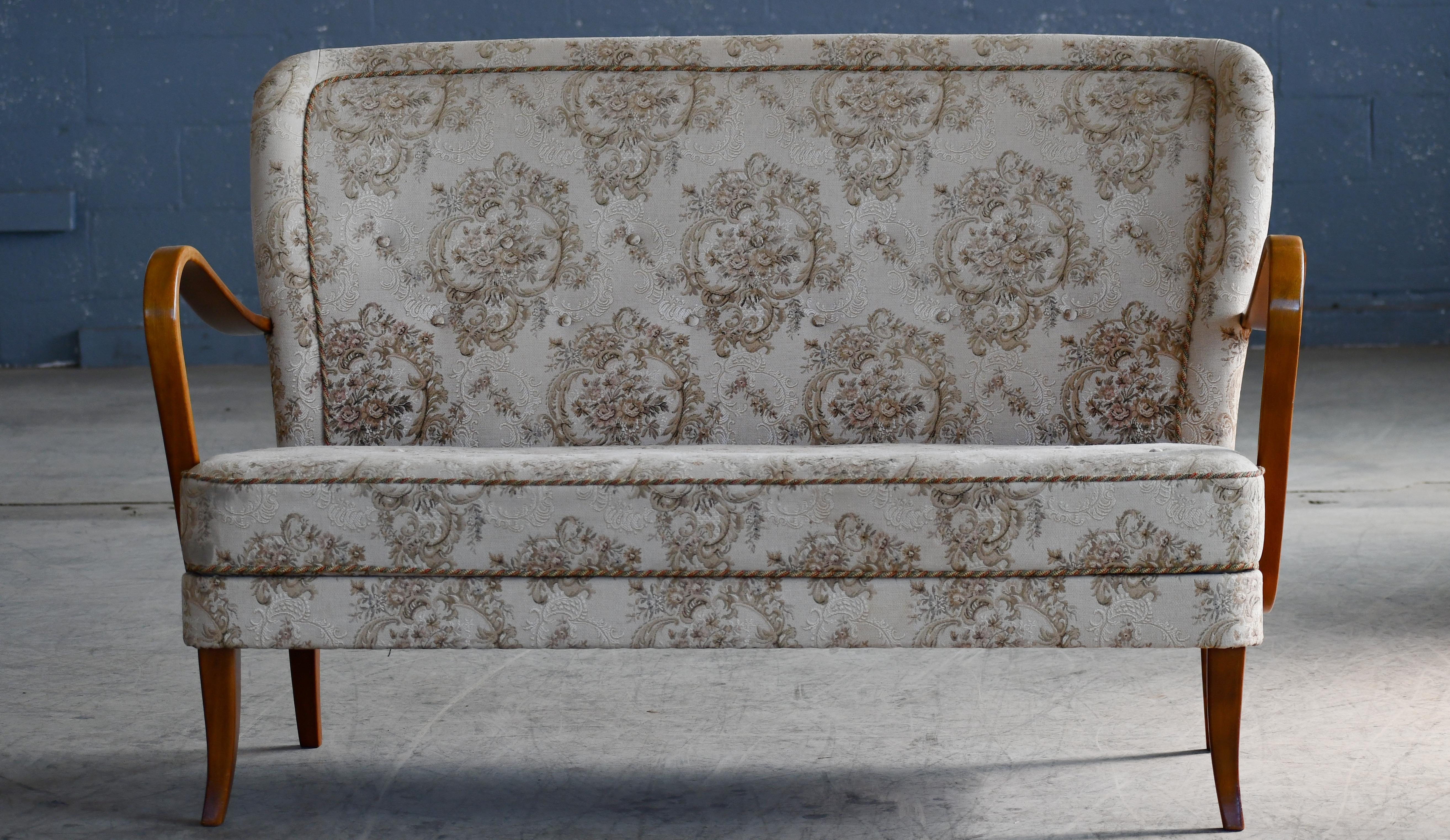 Mid-Century moderno Poltrona danese con braccioli aperti in legno, anni '50 in vendita