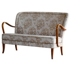 Loveseat danois avec accoudoirs en bois ouverts, années 1950