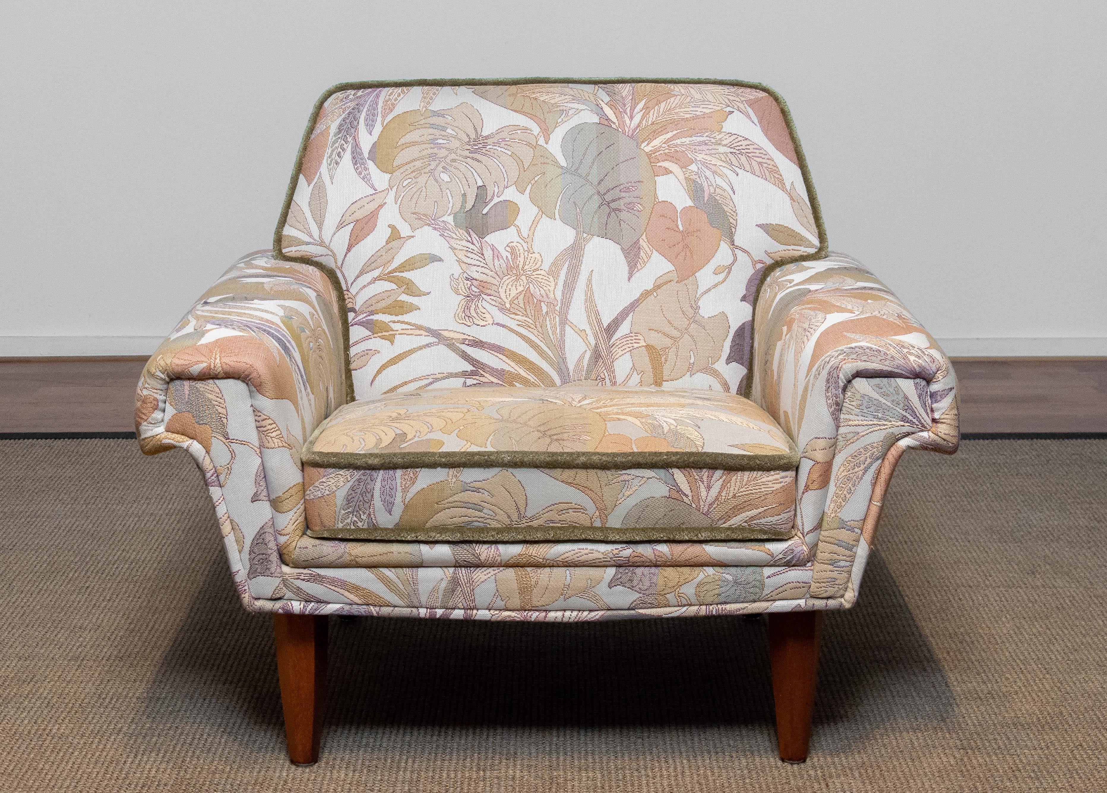 Danish Low Back Lounge Chair Upholstered Floral Jacquard Fabric from the 1970's For Sale 5