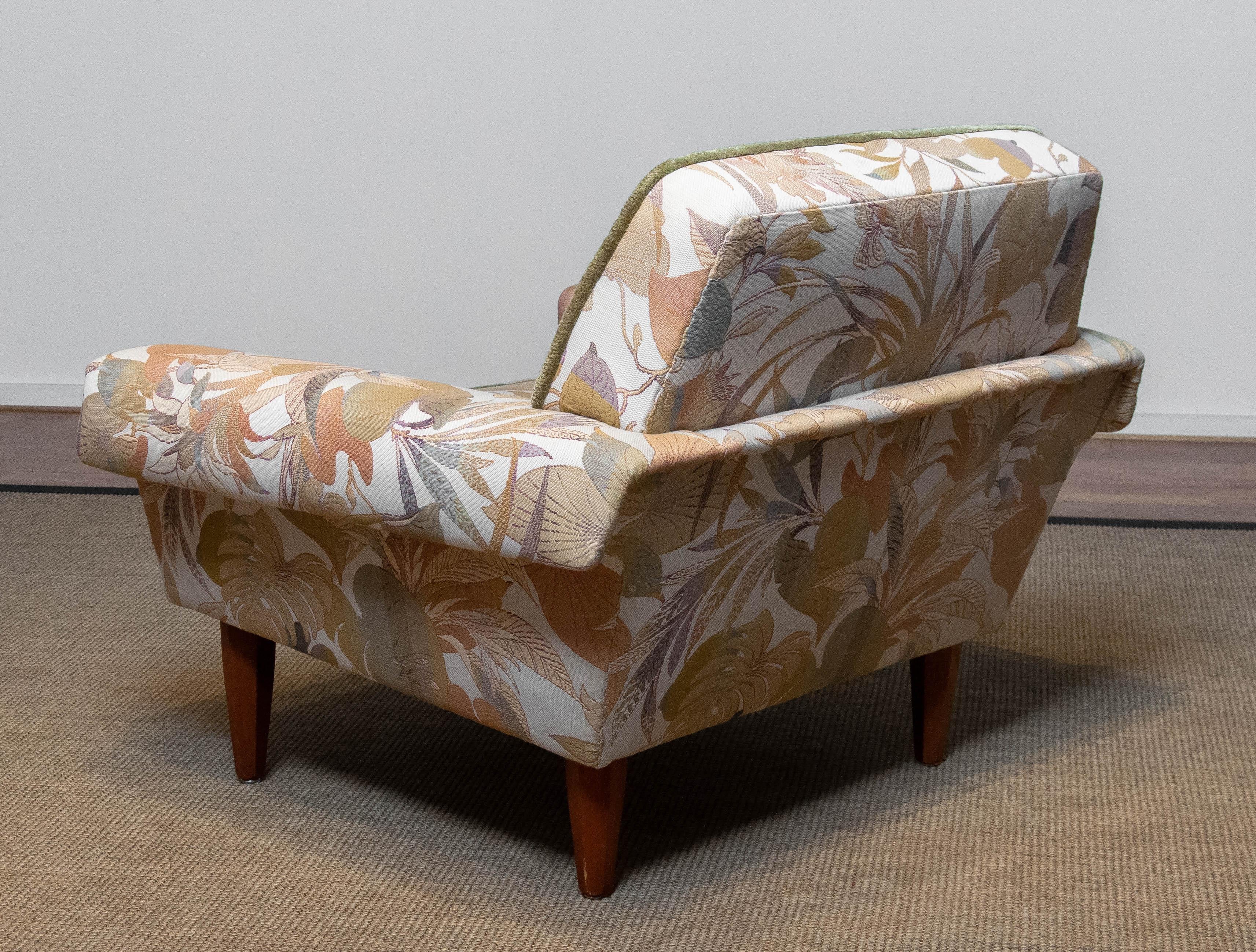 Danish Low Back Lounge Chair Upholstered Floral Jacquard Fabric from the 1970's In Good Condition For Sale In Silvolde, Gelderland