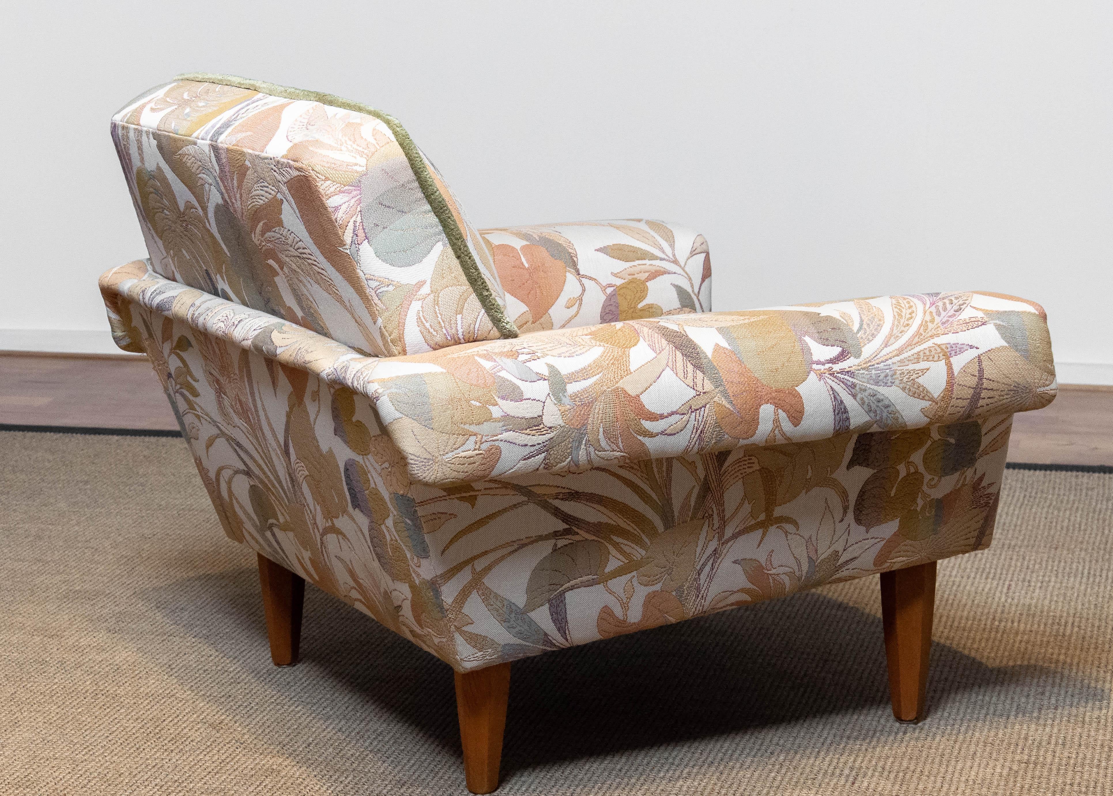 Danish Low Back Lounge Chair Upholstered Floral Jacquard Fabric from the 1970's In Good Condition For Sale In Silvolde, Gelderland