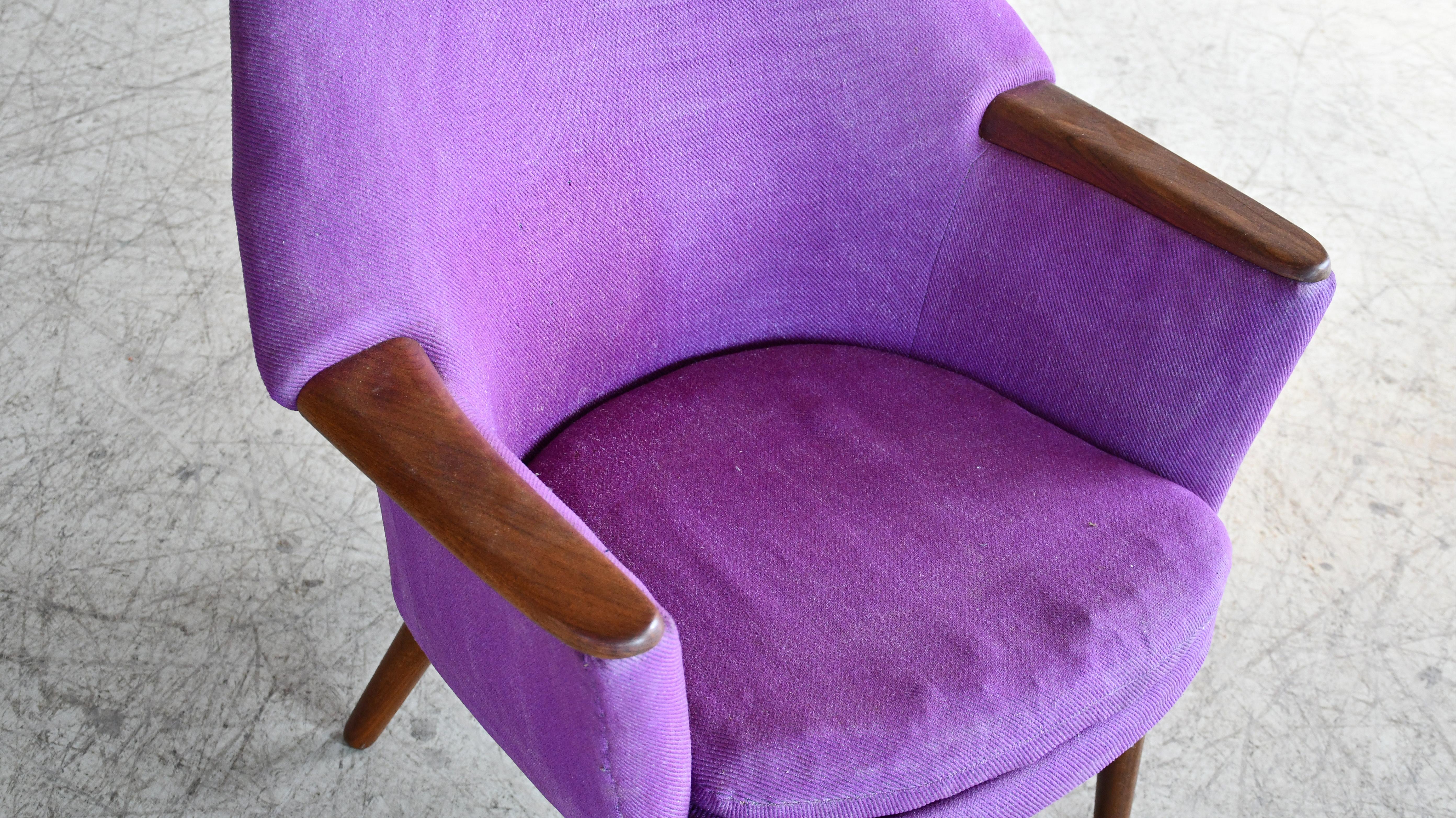Danish Low Lounge Chair in Purple wool with Teak Accents, 1960's In Good Condition For Sale In Bridgeport, CT