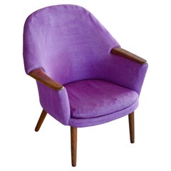 Poltroncina danese in lana viola con accenti in teak, anni '60