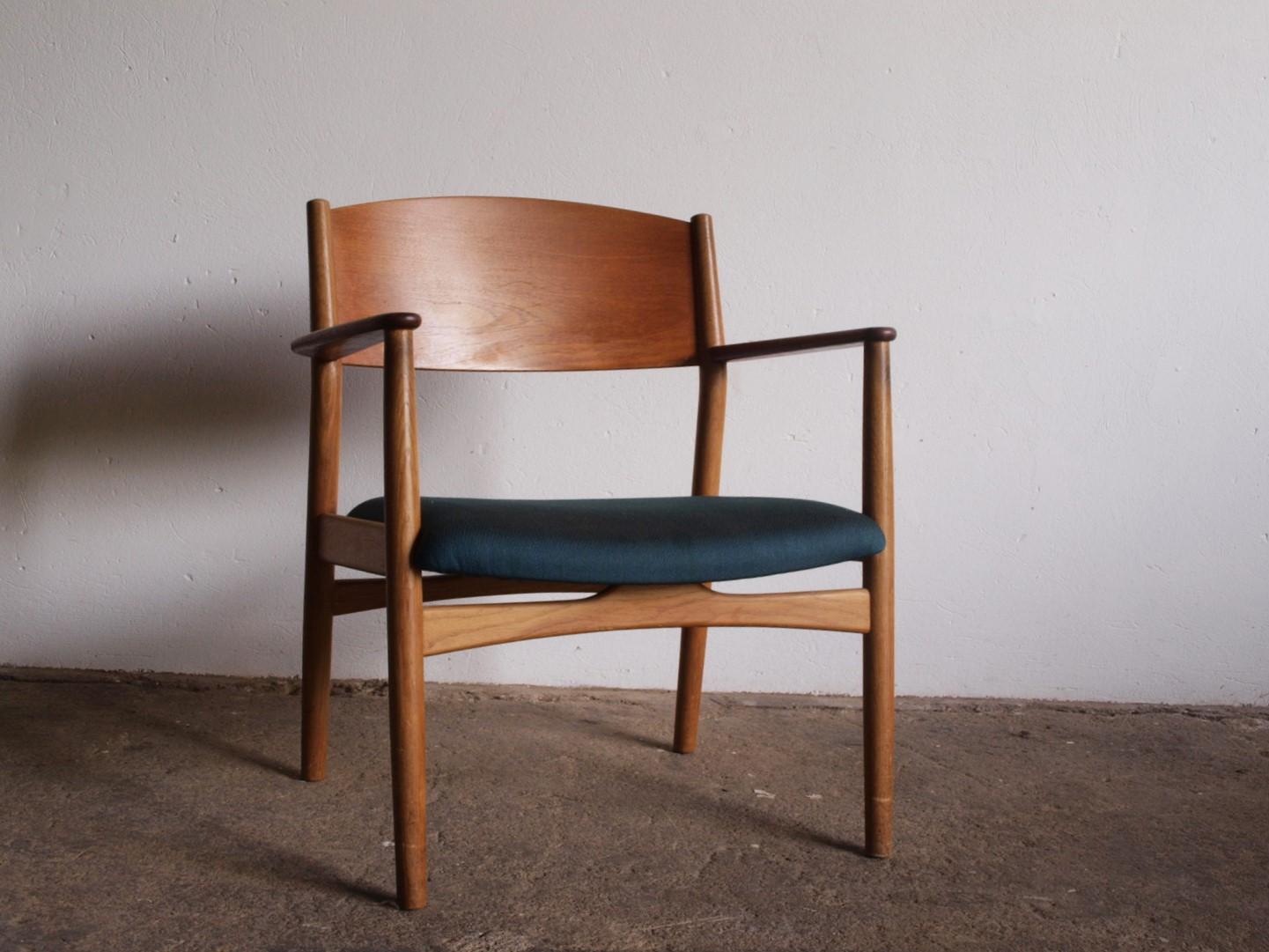 The Model 147, a timeless creation by Danish designer Børge Mogensen in the 1960s, showcases an exquisite blend of solid oak frame and teak armrest and back. This low version of the chair stands as a classical masterpiece that has gracefully endured