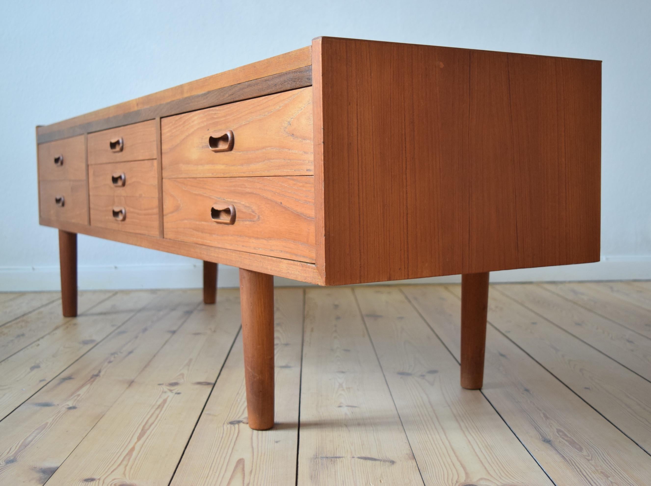 Danish Low Teak Chest of Drawers/Media Console, 1960s (Mitte des 20. Jahrhunderts)