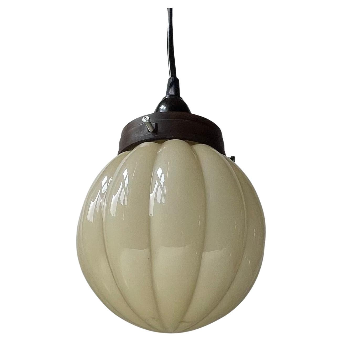 Lampada a sospensione danese Lyfa Art Deco - w. Paralume in vetro opalino Globe Pumpkin in vendita