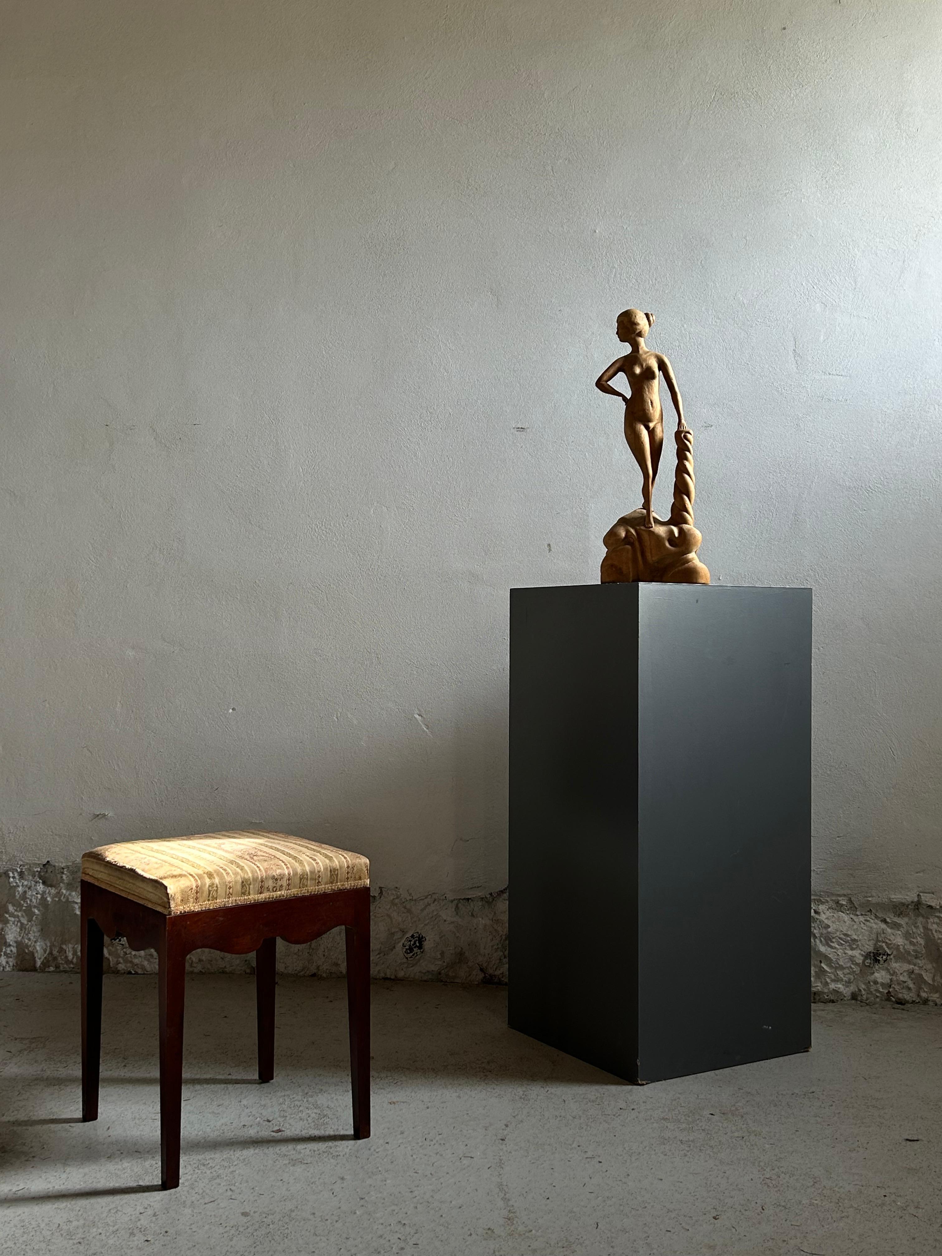 Tabouret d'artiste danois des années 1890, fabriqué en acajou massif dans un style néoclassique élégant. Le tabouret présente des pieds finement tournés et un design bien proportionné, reflétant le savoir-faire raffiné de l'époque.

Avec son