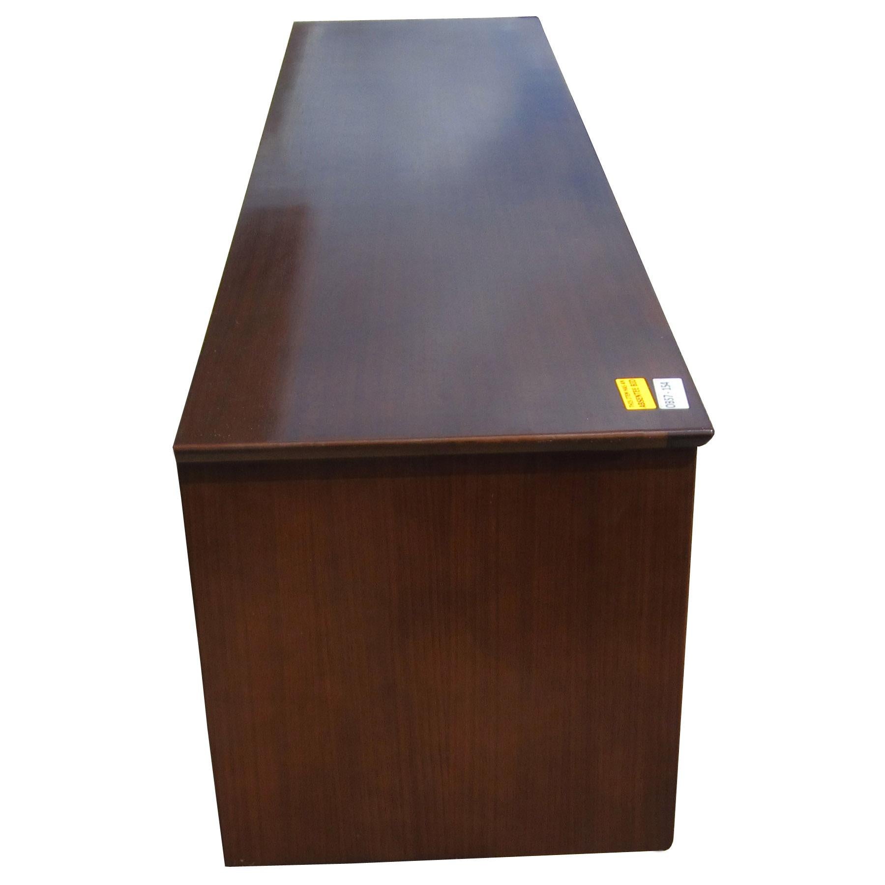  Credenza danese di metà secolo in mogano con due armadi scorrevoli e tre cassetti di cui uno per gli utensili.