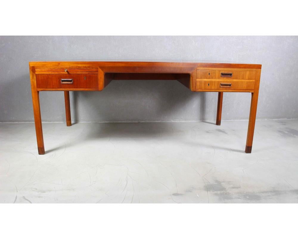 Desk By E.Larsen and A.B.Madsen For Willy Beck, 1950s
Exceptional high quality crafted Danish desk by Aksel Bender Madsen & Ejner Larsen from the 1950s.
The desk is executed in mahogany with beautiful details.
The drawers pull's and 'toes' are