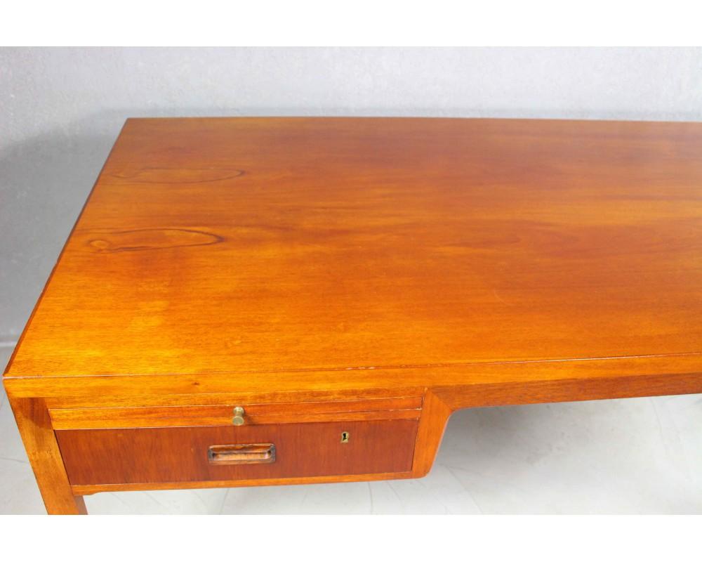 Danish Mahogany Desk by Ejner Larsen and Aksel Bender Madsen for Willy Beck In Good Condition In ŚWINOUJŚCIE, 32