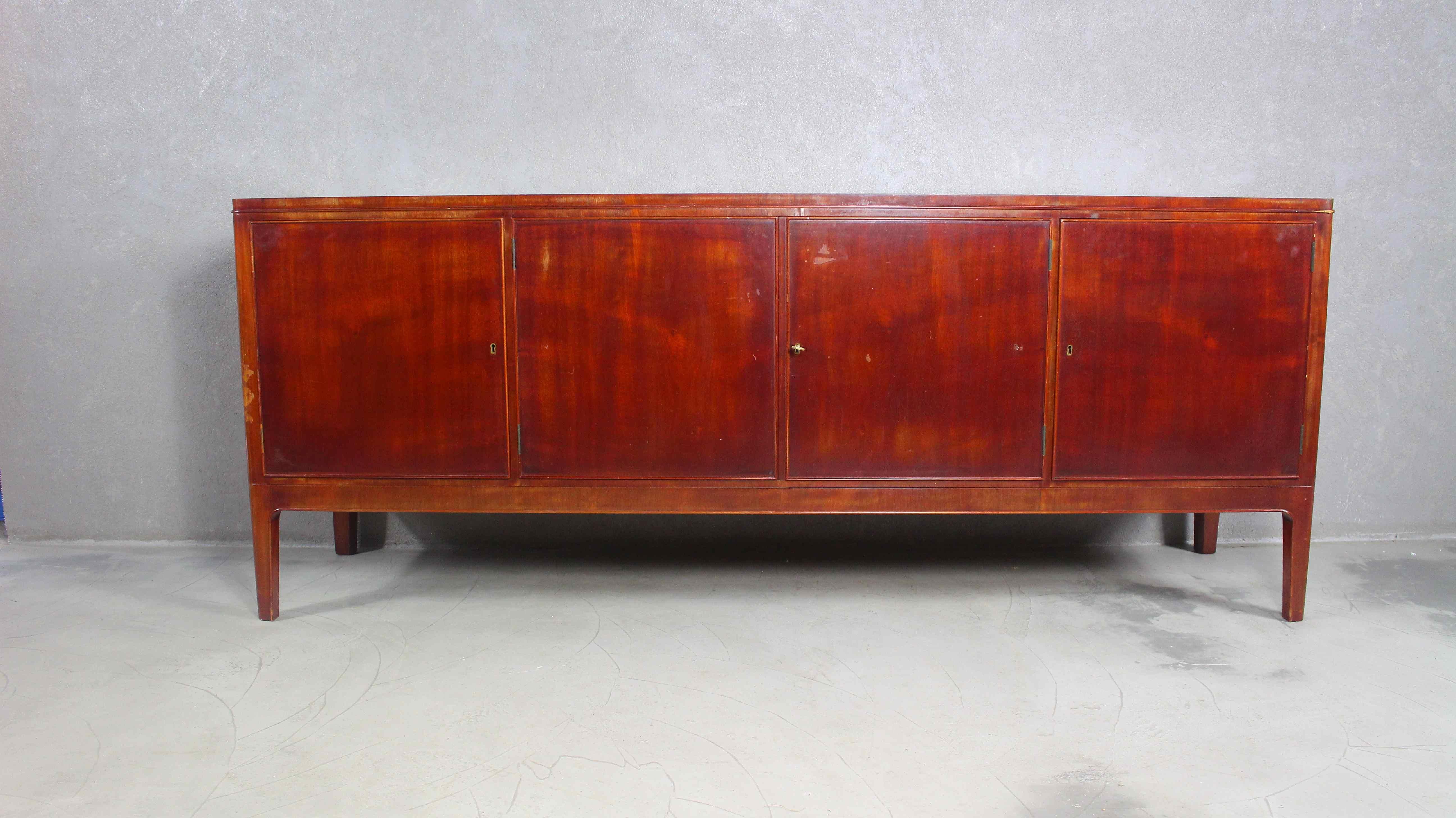 Danish mahogany sidebord from 1940s.
A long, massive piece of furniture with 3 opening shelves.
Made in Denmark during 1940s.
Manufactured by CB Hansens.