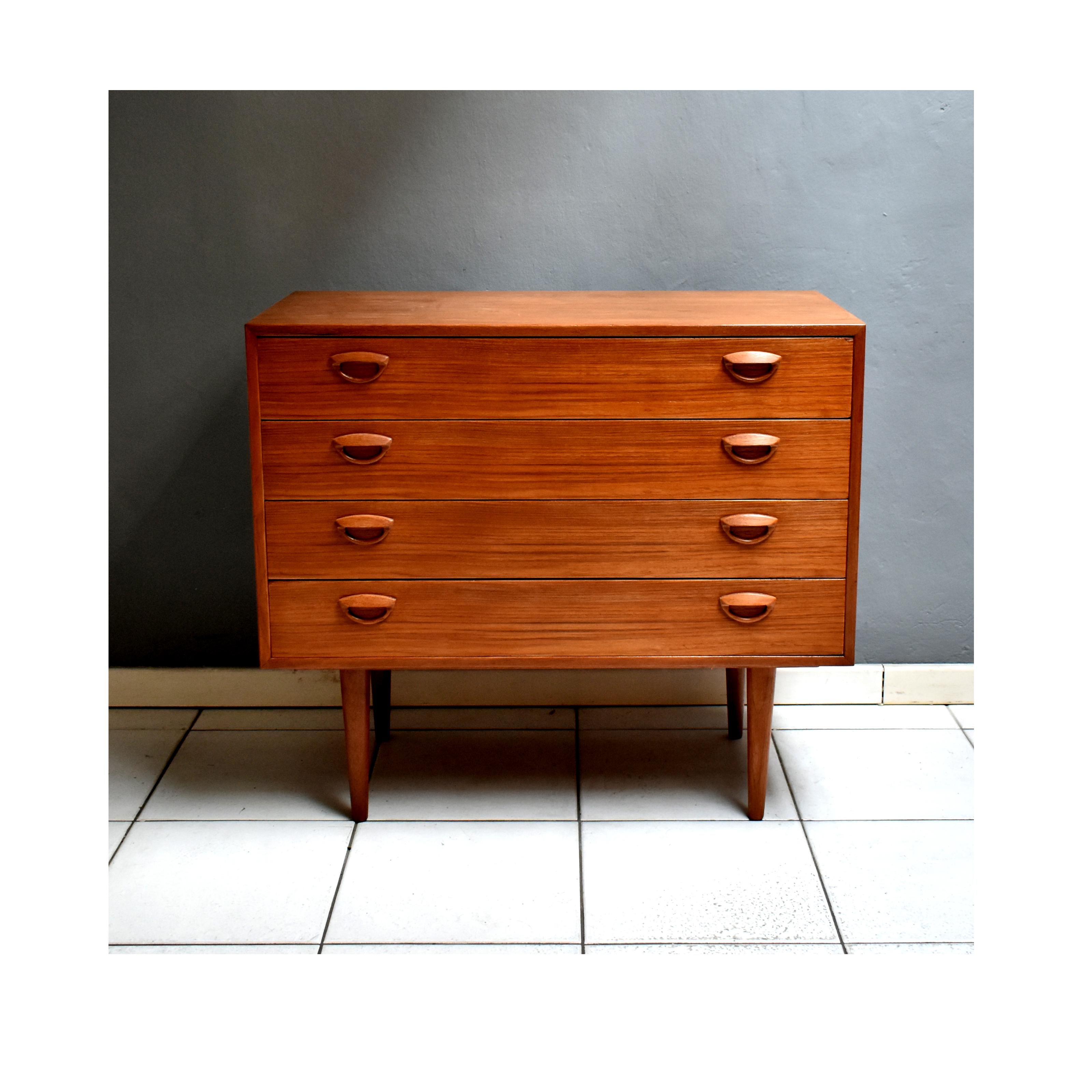 Vintage 1960s Danish chest of drawers.
The chest of drawers / dresser has a rectangular wooden structure, with four container drawers.
Useful height of container:
9.5 cm
Good condition, however the wood may show traces related to time.