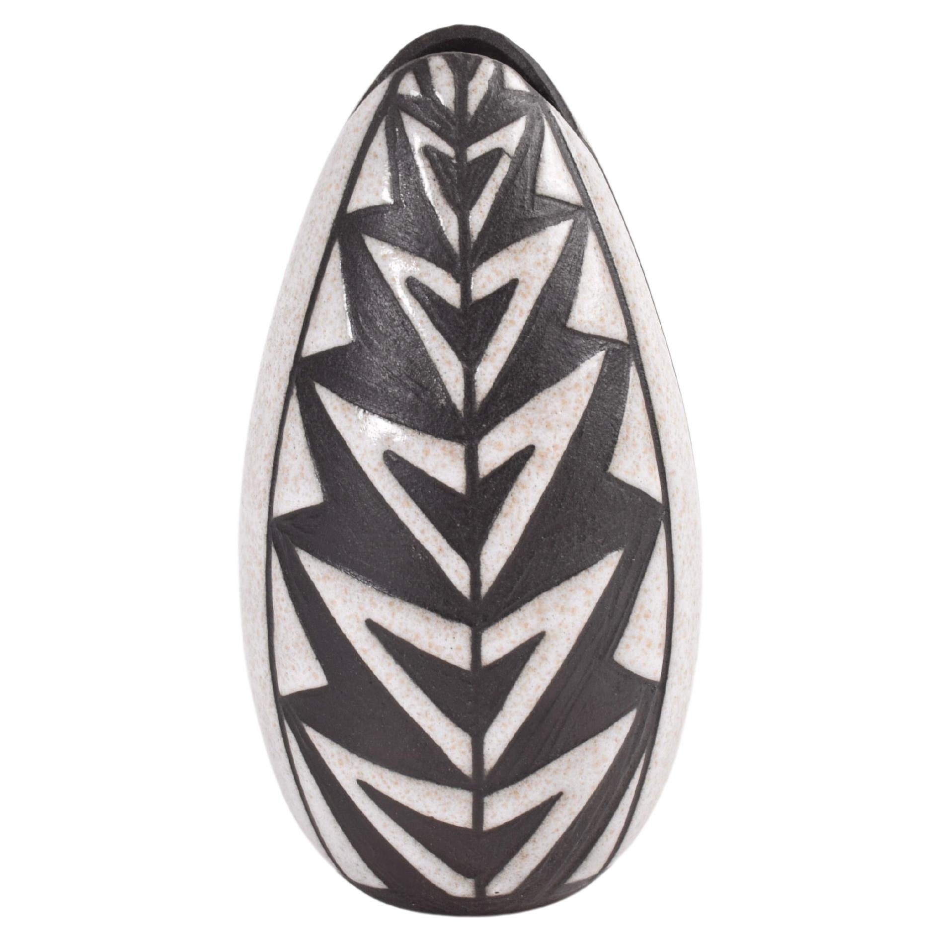 Vase danois sgraffite noir et blanc tribal Marianne Starck pour MA&S, années 1960 en vente