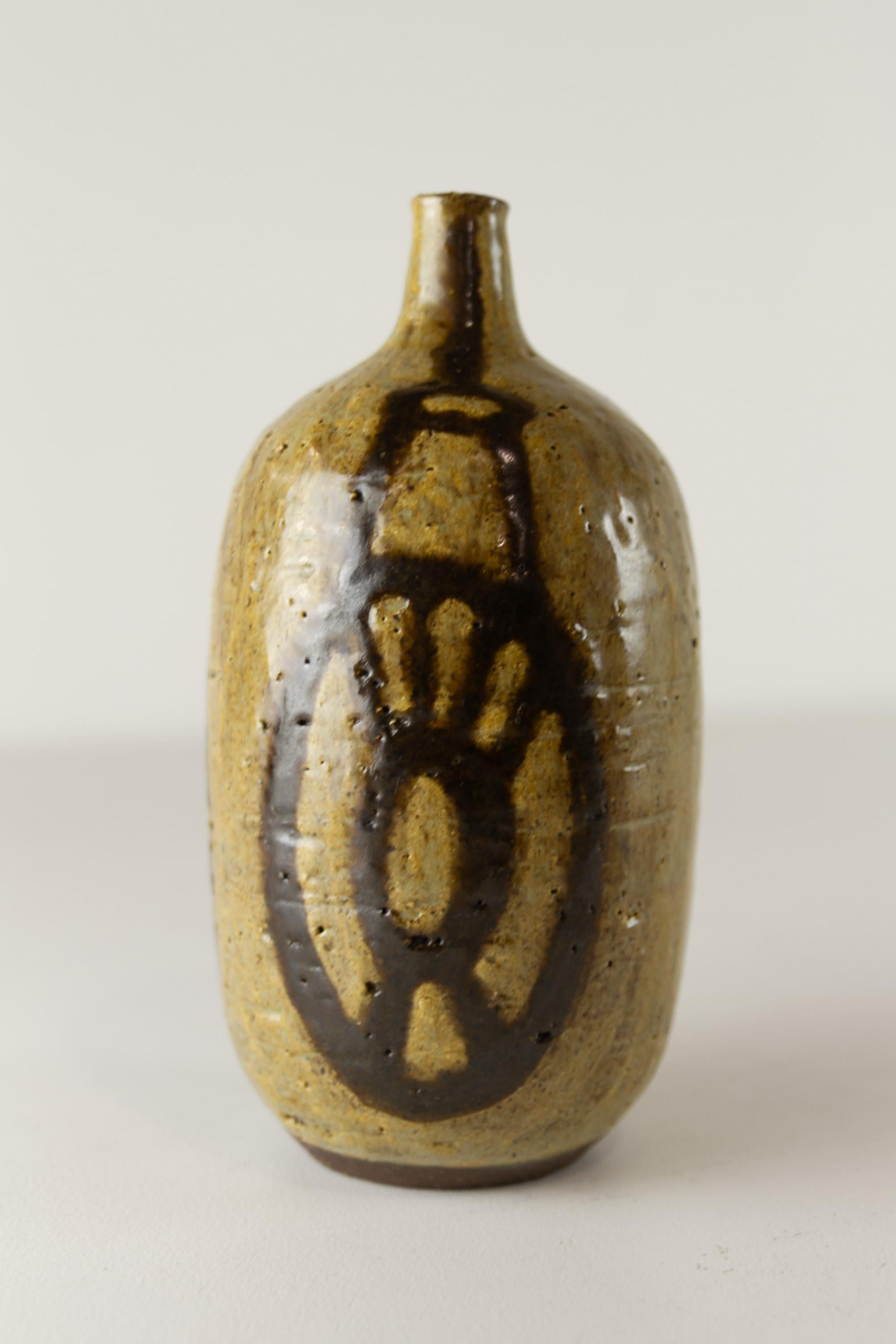 Vase danois en céramique MCM par Mette Doller, Svaneke. 1960s.

Petit vase en grès The Modern Scandinavian Mid-Century Modern à petit col cylindrique dans des couleurs terre. Fabriqué par Mette Doller dans son propre Studio à Svaneke sur l'île de