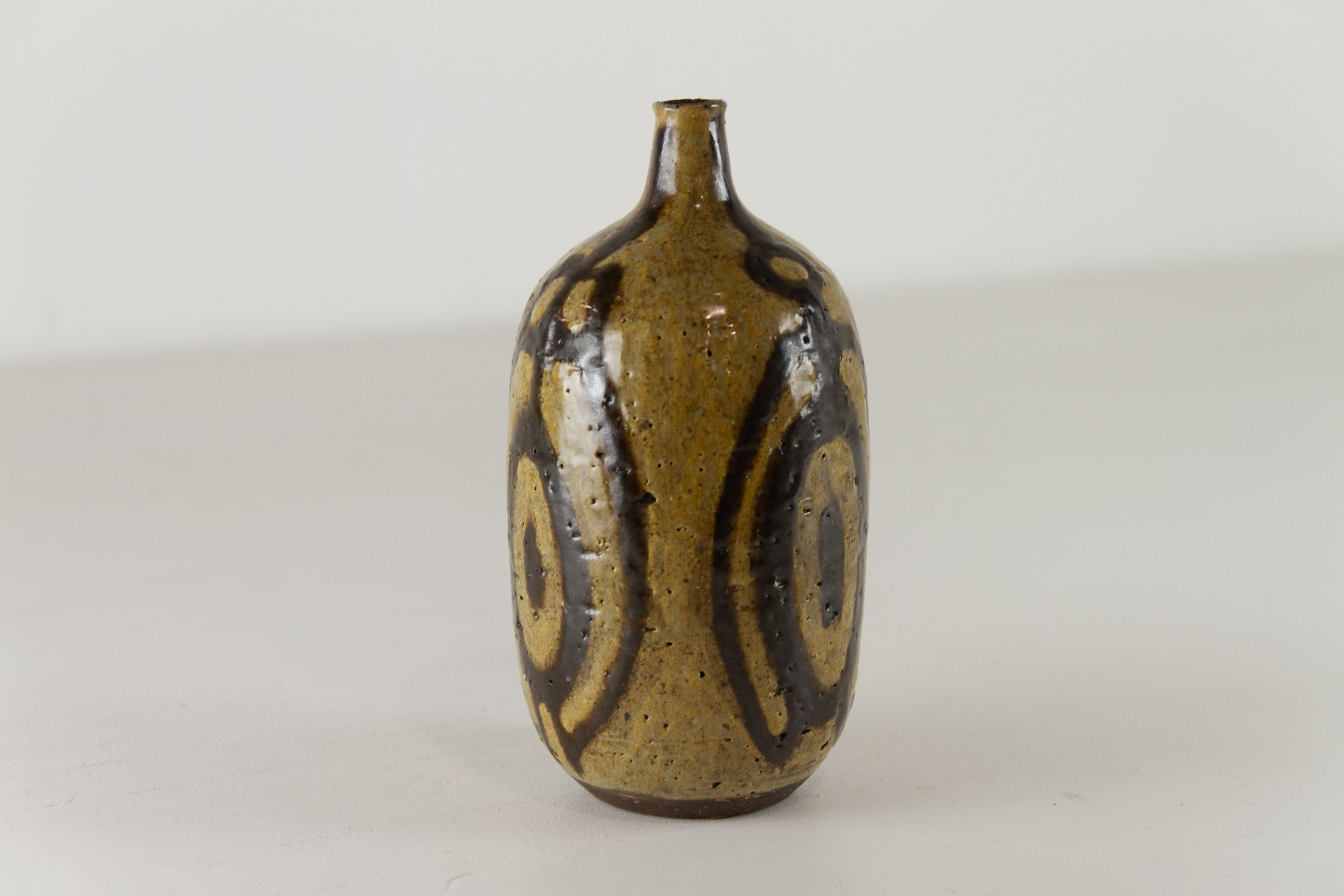 Céramique Vase danois en céramique MCM par Mette Doller, Svaneke. 1960s. en vente