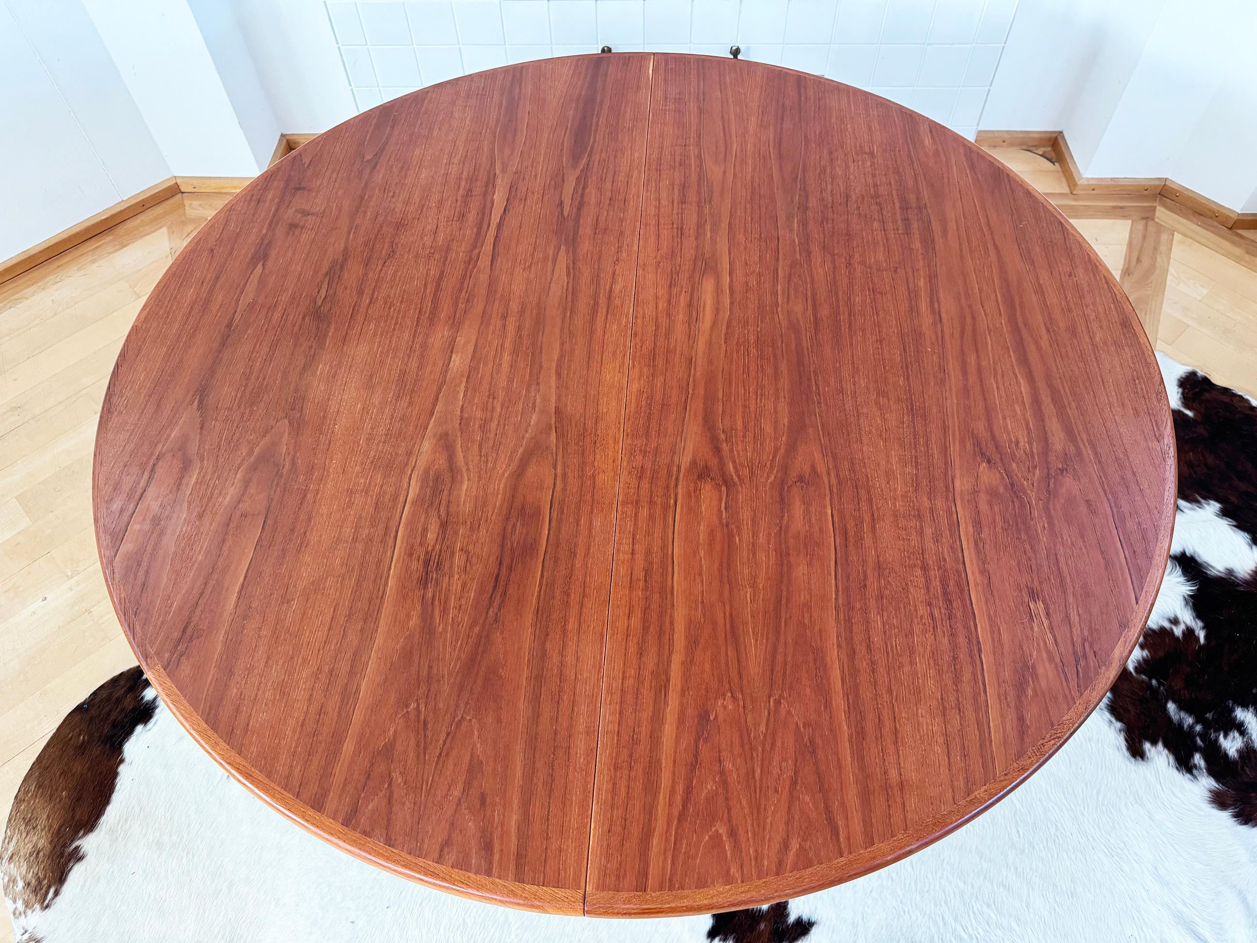 This round dining table—Dyrlund’s original model 9276 in solid teak—comfortably seats four to six and embodies the timeless elegance for which the Danish maker is renowned. Its richly figured teak displays striking natural variations in grain and