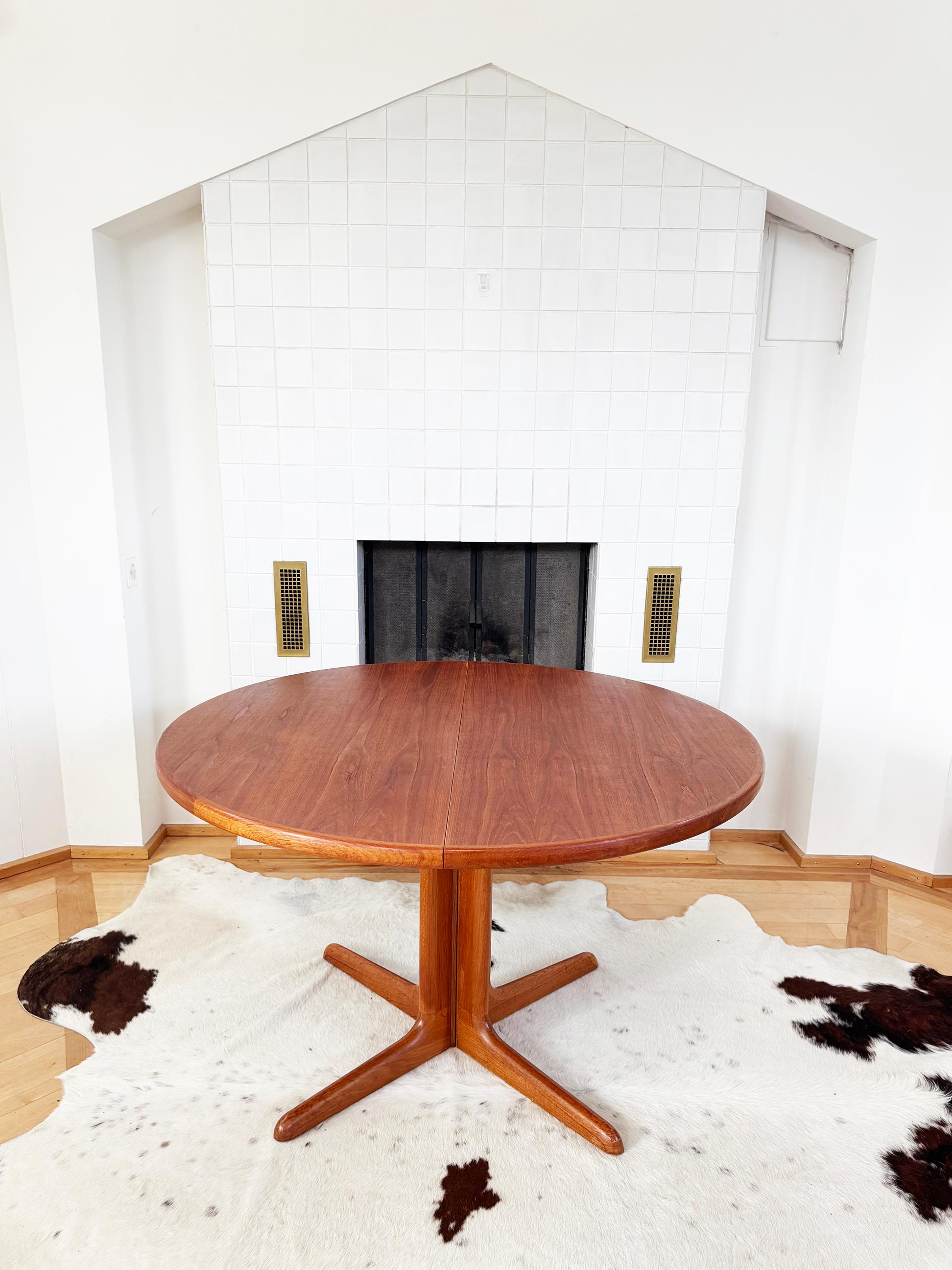 Scandinavian Modern Danish MCM EX.+ Teak Wood Grain Dining Table by Dyrlund Denmark 1960s, Mod. 9276 For Sale