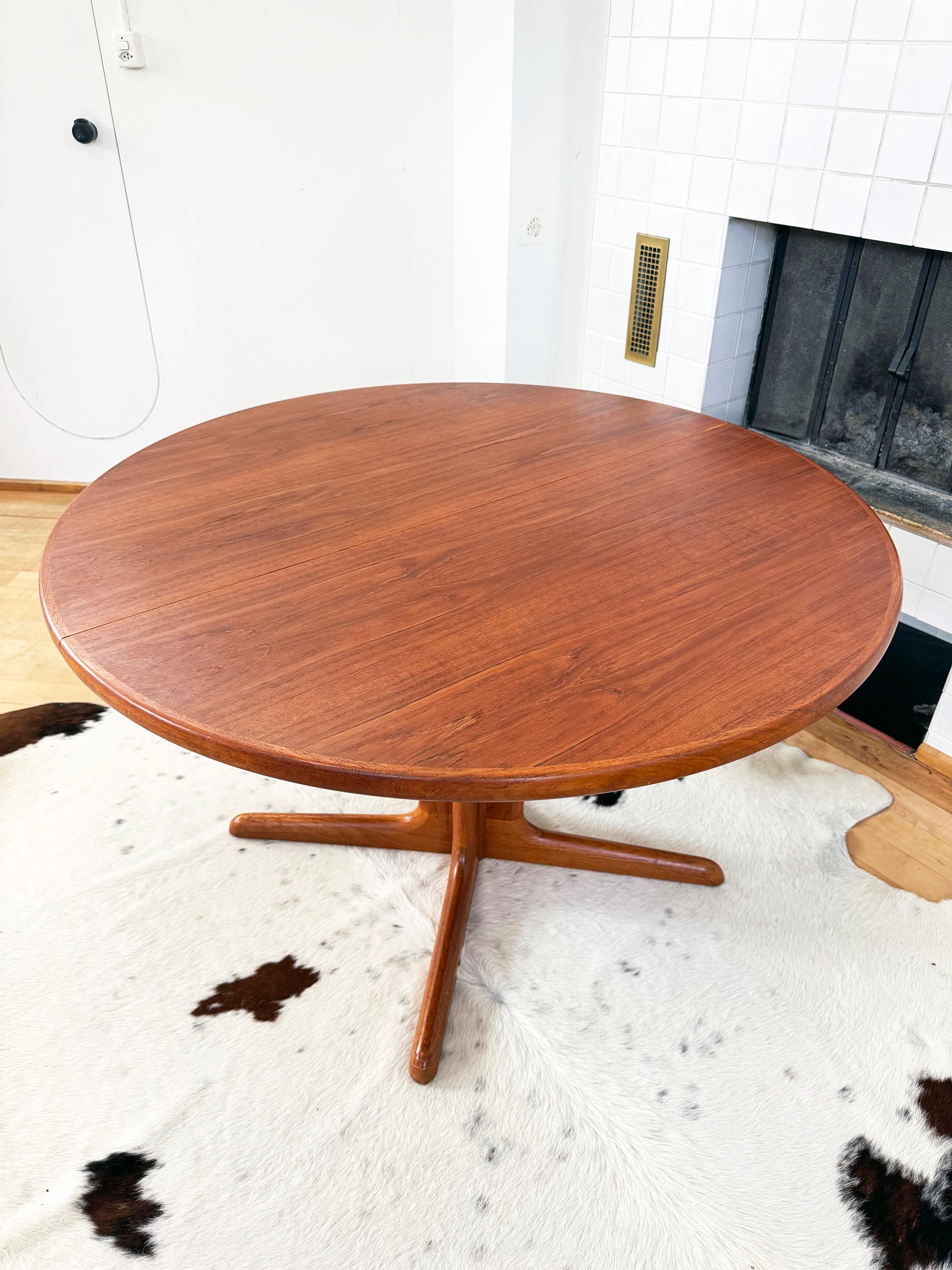 Danish MCM EX.+ Teak Wood Grain Dining Table by Dyrlund Denmark 1960s, Mod. 9276 In Good Condition For Sale In Basel, BS