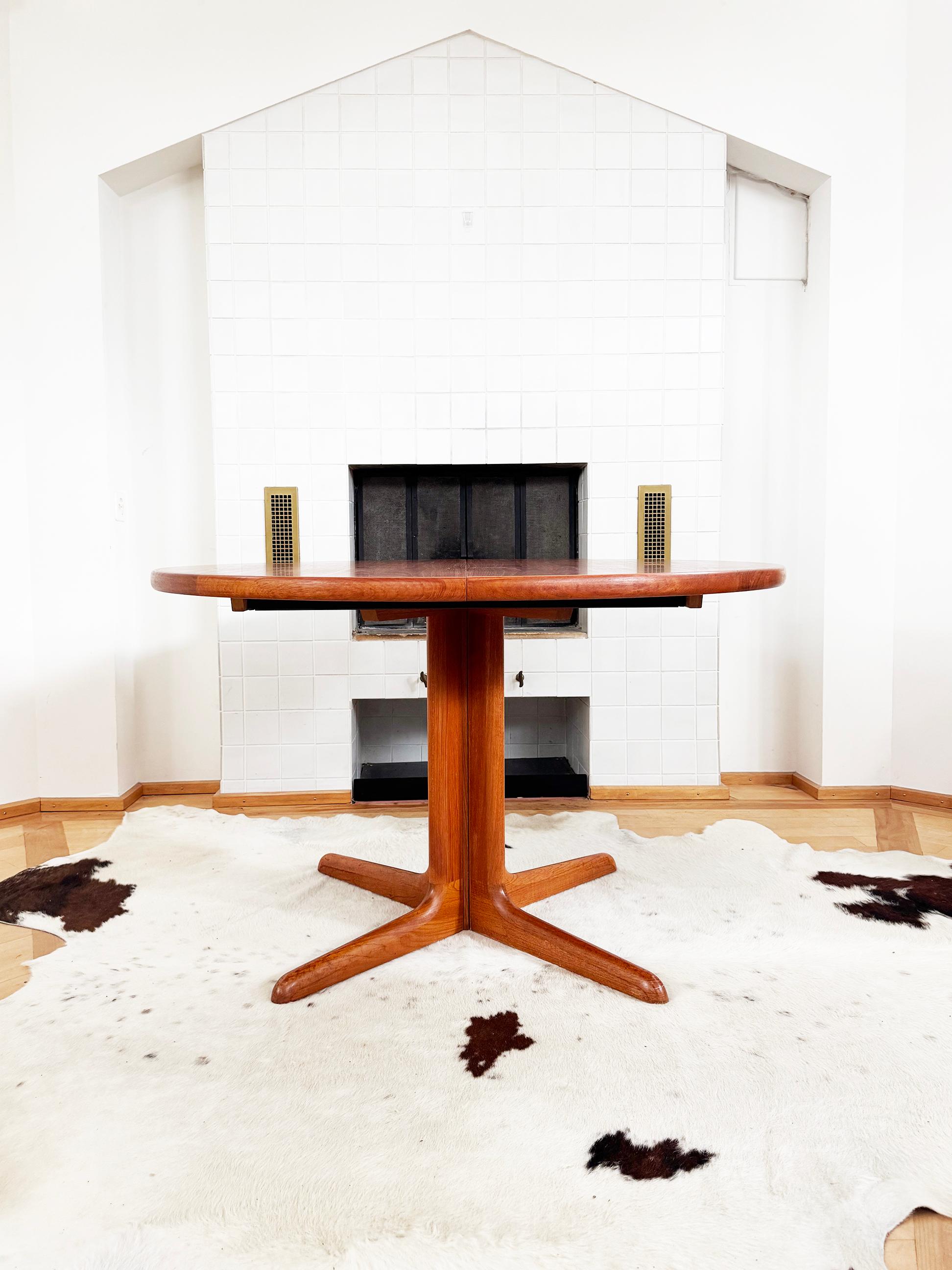 Mid-20th Century Danish MCM EX.+ Teak Wood Grain Dining Table by Dyrlund Denmark 1960s, Mod. 9276 For Sale