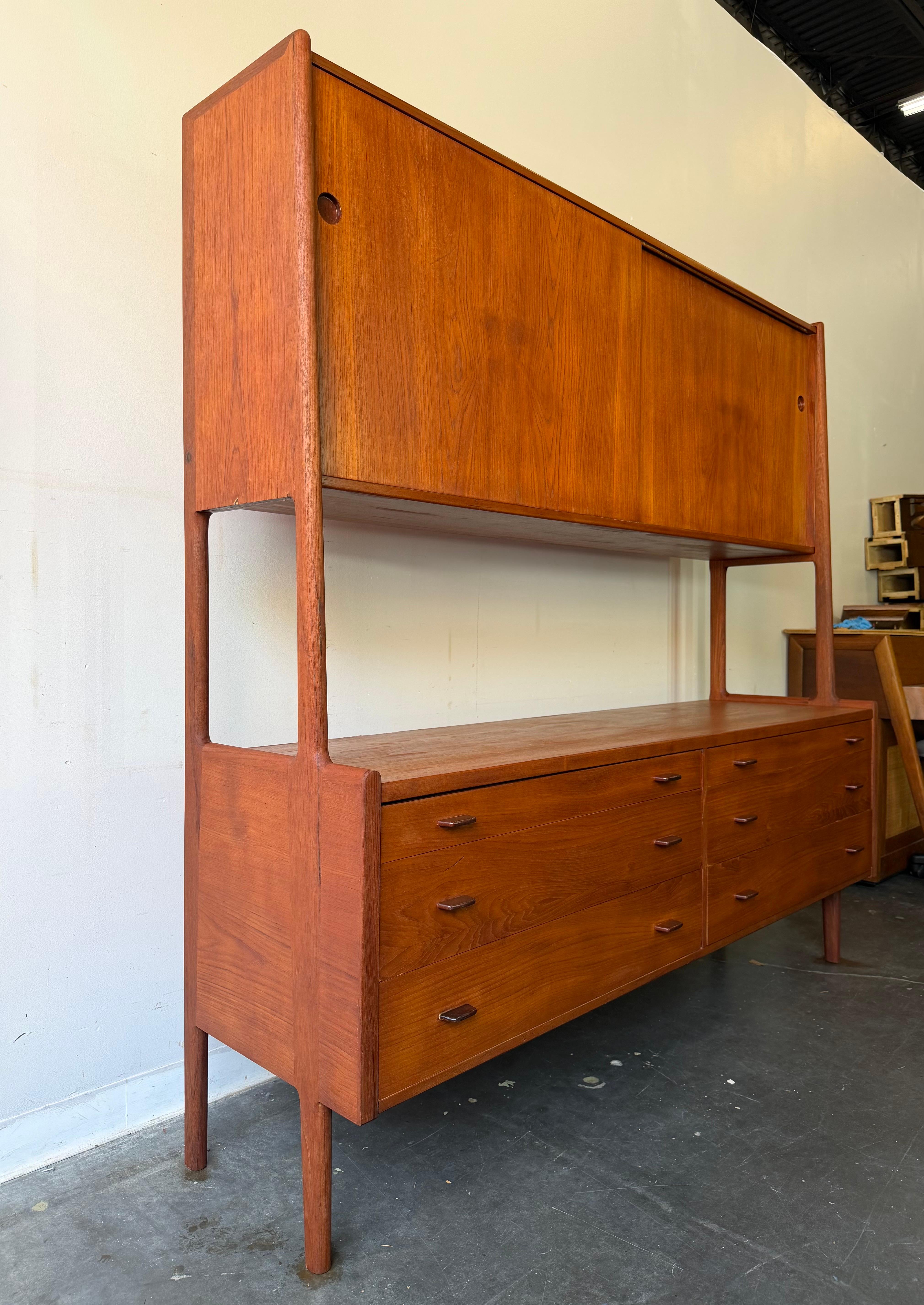 Hans Wegner Teak Danish Floating Hutch

Gorgeous Scandinavian piece that's been freshly refinished and is ready to be enjoyed.

One piece unit with drawers down low
And sliding doors with shelving up top.

