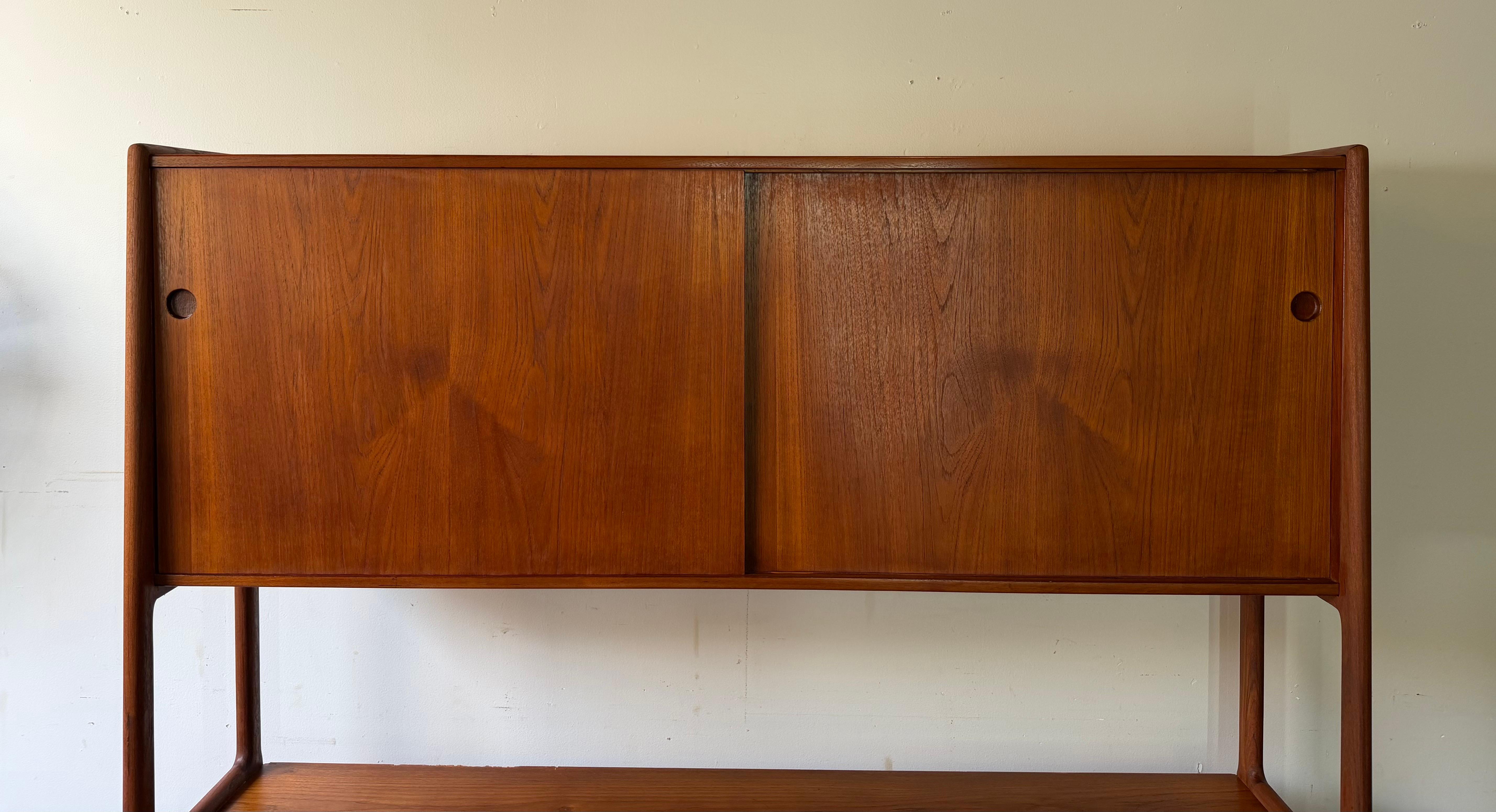 Danish MCM Hans Wegner for ry Mobler teak floating hutch credenza In Good Condition For Sale In Sayreville, NJ