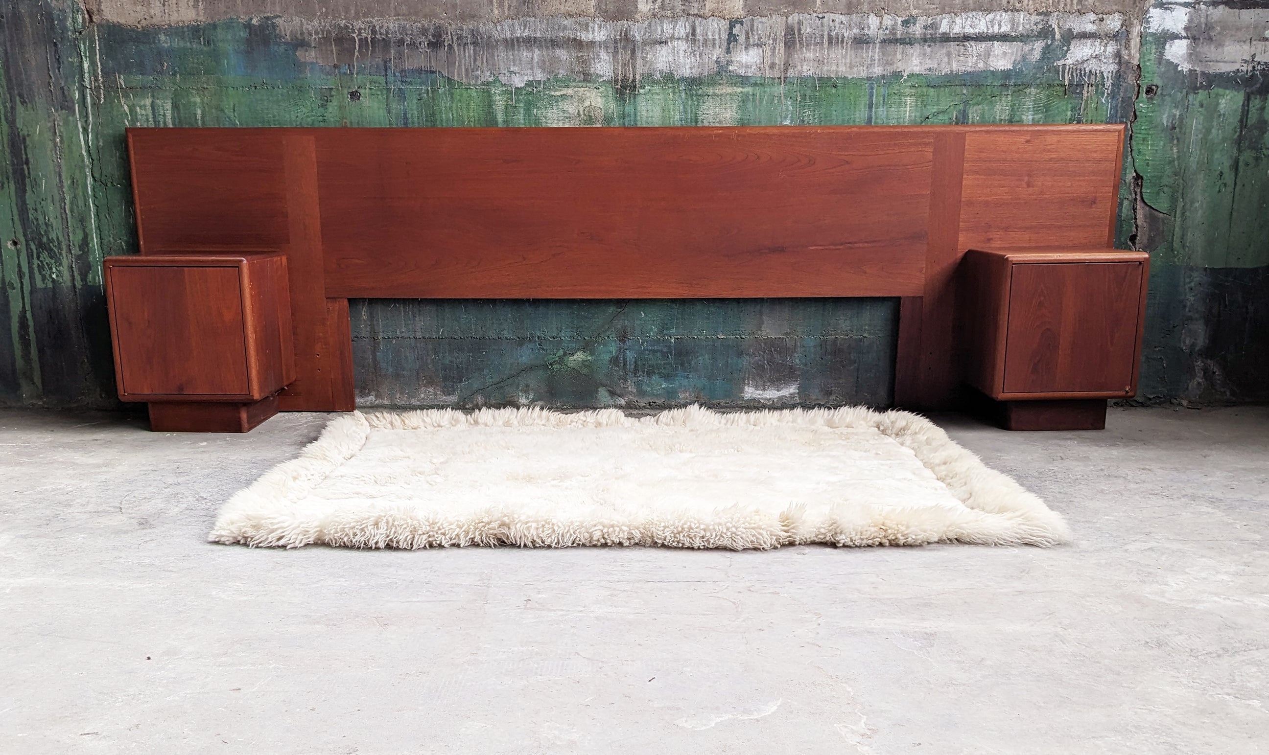 Très recherché Original Vintage Danish Modern Solid Teak Rosewood King Bed + Attachable Nightstands, made in Denmark, 1970s
Cadre de lit classique, intemporel et étonnant, prêt à personnaliser votre espace.

Cet ensemble de tête de lit et de tables