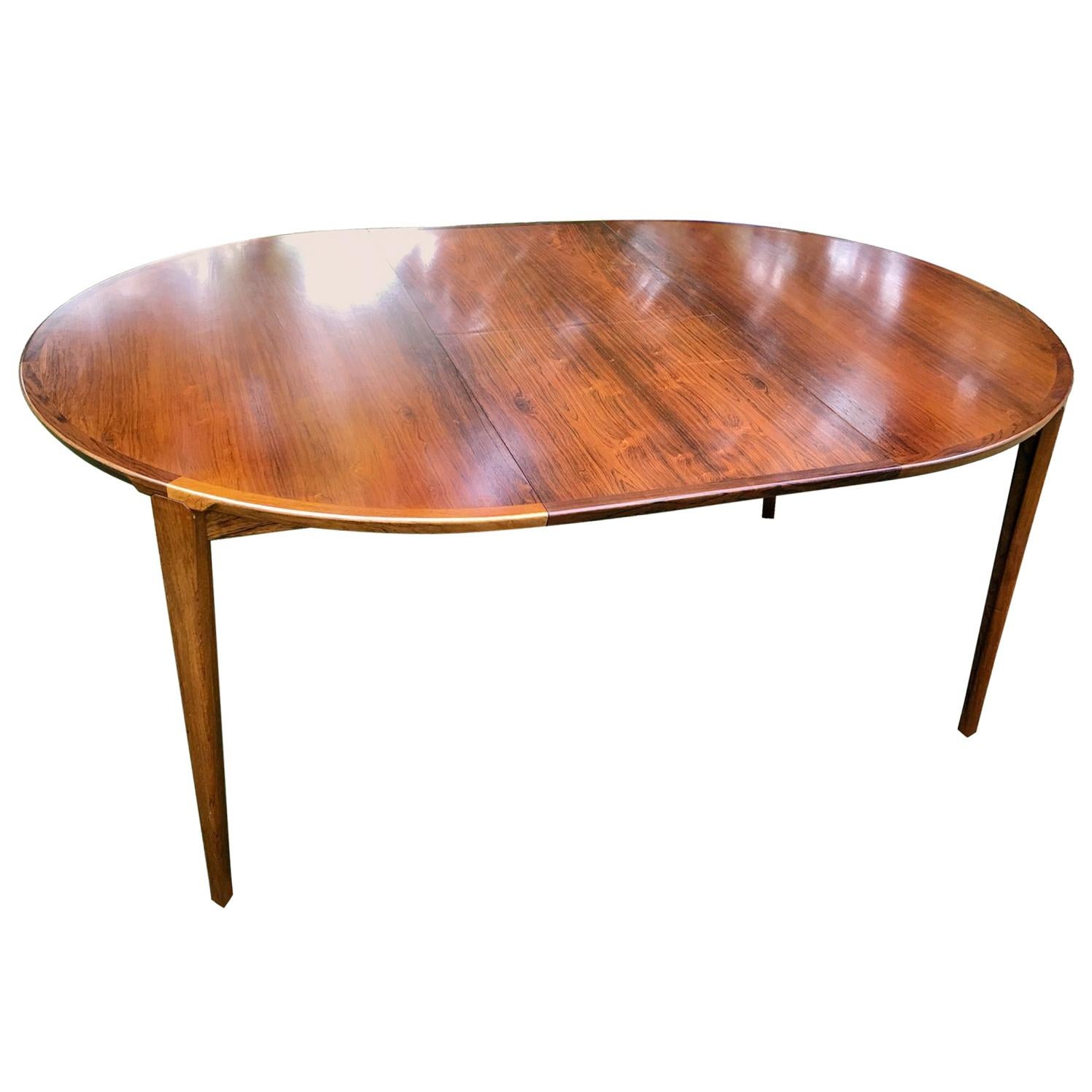 Table de salle à manger danoise MCM en bois de rose par Henry Rosengren Hansen, vers les années 1960 en vente